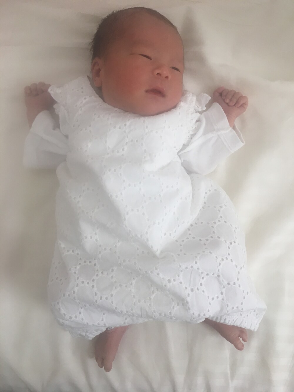 ホワイト系のロンパース、その他のその他を着用したキッズの春コーディネートの1枚目の写真
