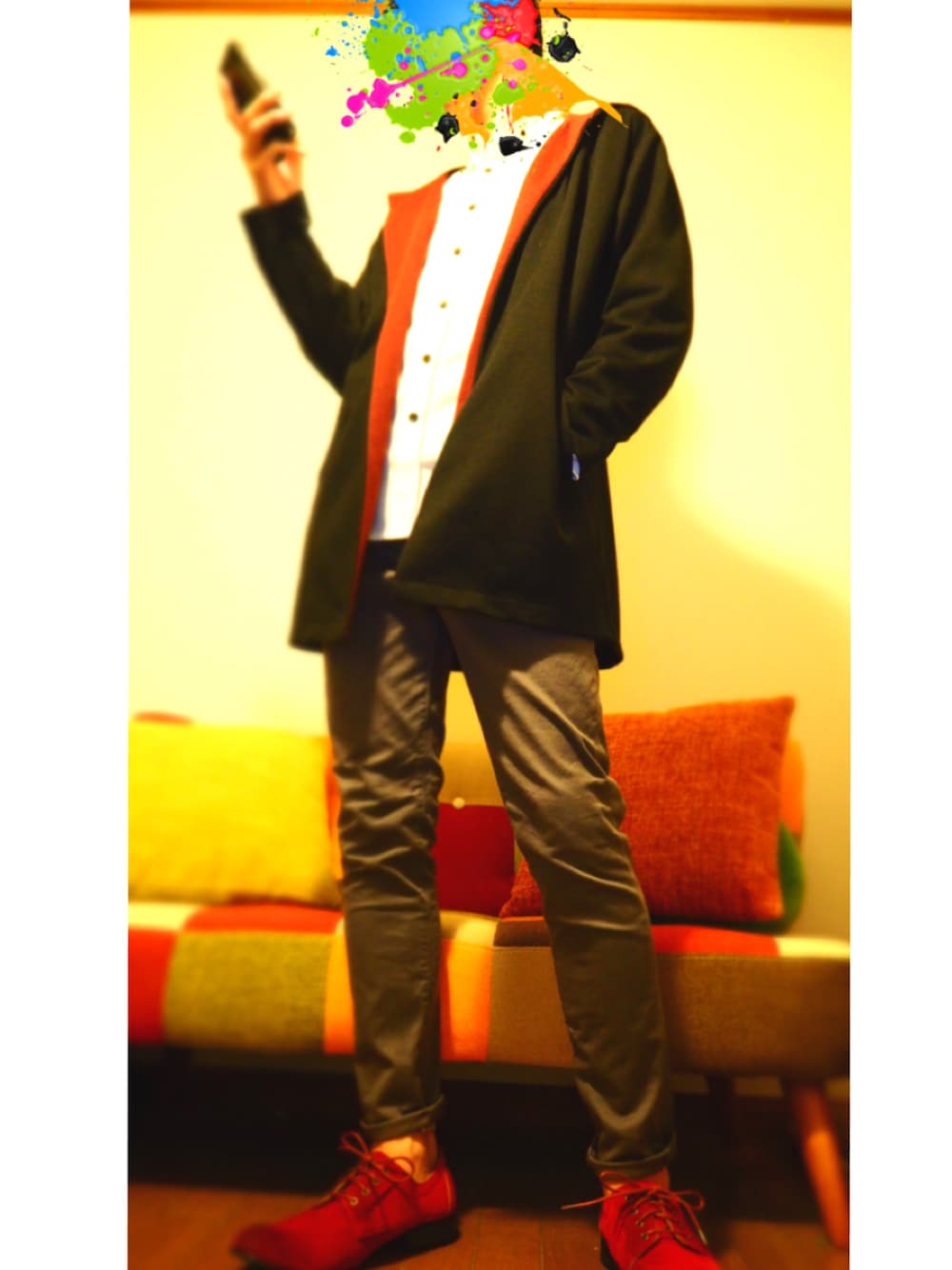 ホワイト系のシャツ/ブラウス、レッド系のドレスシューズ、グレー系のその他パンツを着用したメンズの秋コーディネートの1枚目の写真