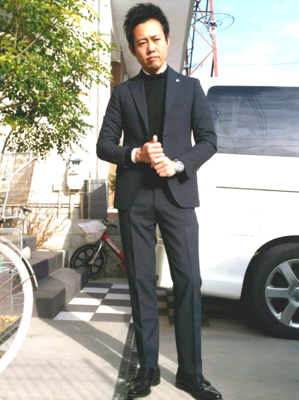 「ビジネススタイル、スーツ、ニット、黒」｜「LARDINIのアイテム（スーツジャケット、グレー系）」を使った、showgoさん（メンズ・178cm）の冬コーディネートの1枚目の写真