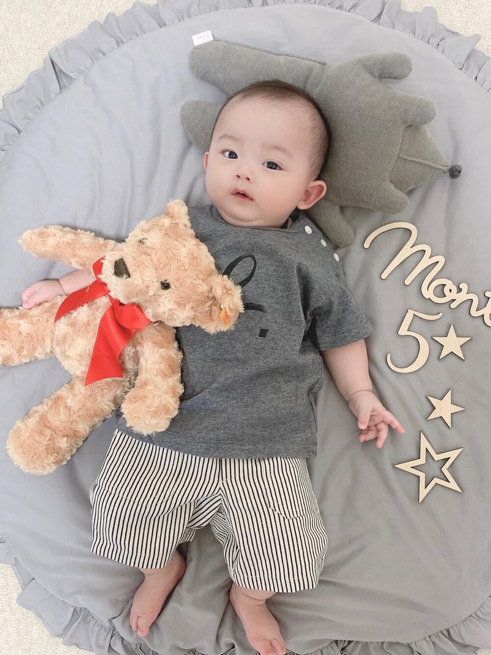 「休日スタイル、オーバーサイズ、カジュアルコーデ、モノトーンコーデ、男の子コーデ、男の子ベビー、短パン」｜「10moisのアイテム（ベビーギフト、グレー系）」を使った、koh_hさん（キッズ・80cm）の春コーディネートの1枚目の写真