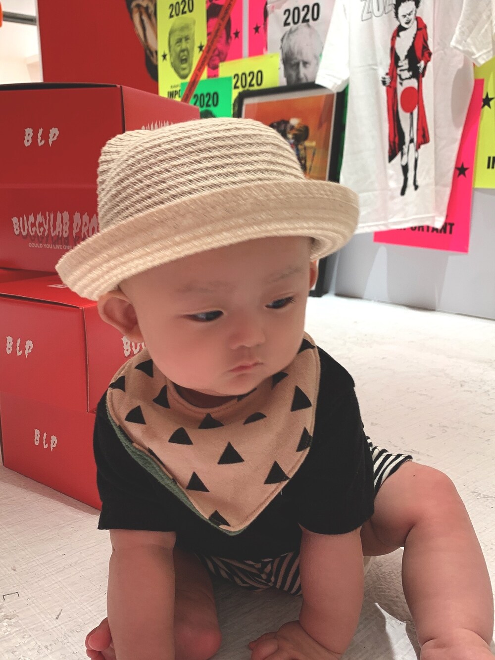 「babyblackbuggy、カジュアルコーデ、キッズファッション、シンプルコーデ、ショートパンツ、男の子コーデ、男の子ベビー」｜「MIKI HOUSEのたためる麦わら帽子（ハット、ベージュ系）」を使った、koh_hさん（キッズ・80cm）の春コーディネートの1枚目の写真