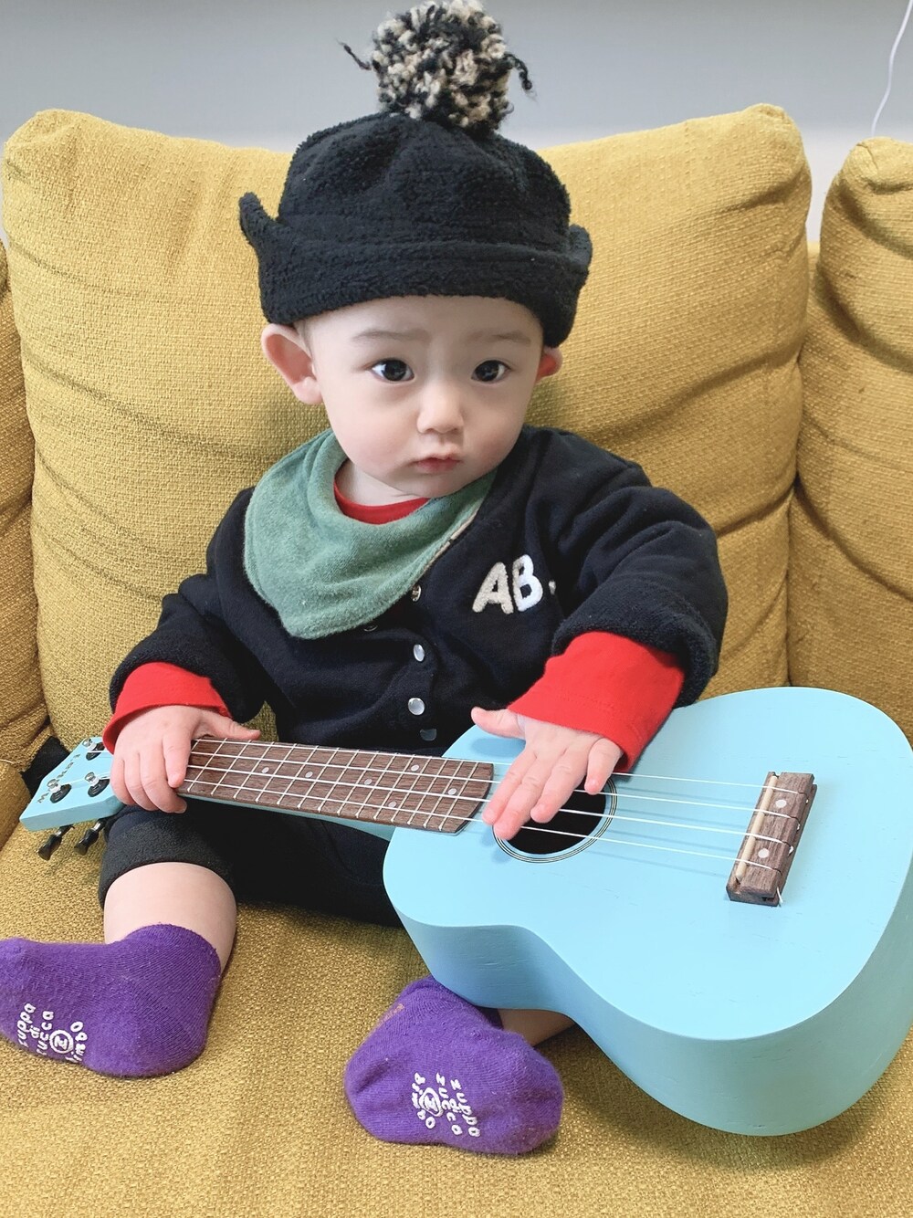 「これが私をアゲる服、男の子コーデ、男の子ベビー、男の子ママ、ウクレレ、カジュアルコーデ、パンツコーデ、カーディガン」｜「agnes b.のK294 L CARDIGAN ベビー AB. ロゴカーディガンプレッション（カーディガン/ボレロ、ブラック系）」を使った、koh_hさん（キッズ・80cm）の春コーディネートの1枚目の写真