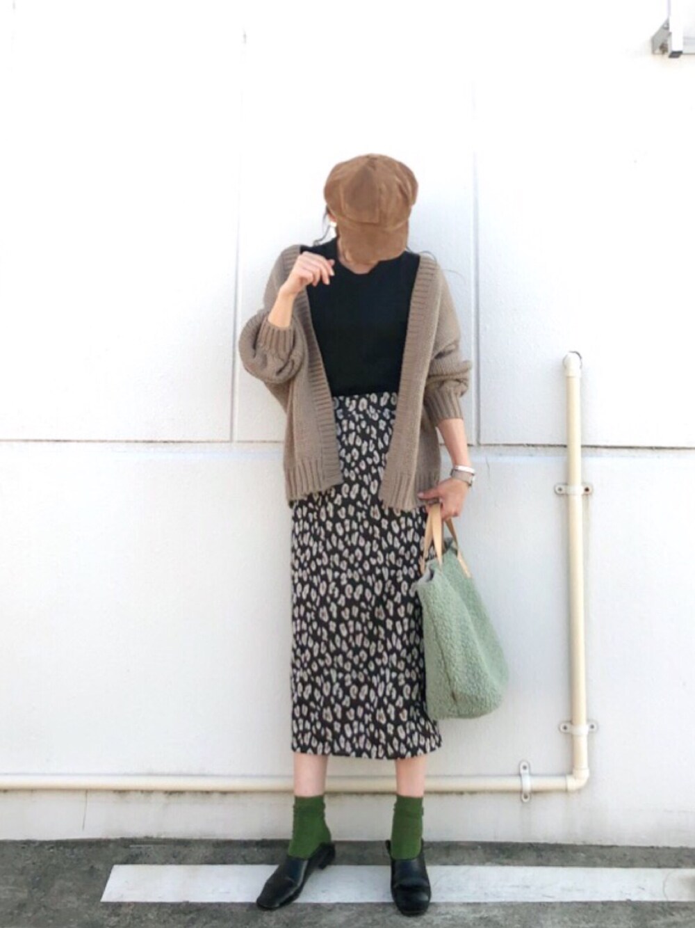「ZOZO公認ユーザー、ストリート服が好き、ユニクロ、レオパード、タイトスカート、ゆるコーデ、ビッグシルエット、オトナカジュアル、ざっくりカーデ、シンプルコーデ」｜「aquagarageのアイテム（カーディガン/ボレロ、グレー系）」を使った、minmin08_さん（レディース・160cm）の秋コーディネートの1枚目の写真