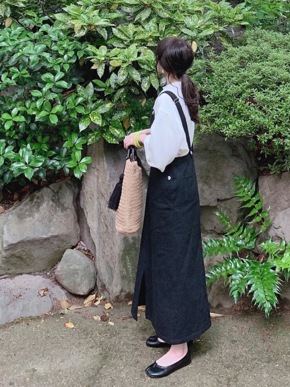 「春夏コーデ、サロペット、ジャンパースカート、しまむら、しまむらコーデ、モノトーン、かごバッグ、40代女性、アラフォー、アラフィフ」｜「しまむらのアイテム（トップス、ホワイト系）」を使った、minmin08_さん（レディース・160cm）の春コーディネートの1枚目の写真