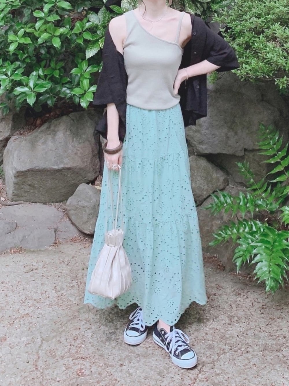 「春夏コーデ、UNIQLO、リネンシャツ、ブラック、ミントグリーン、リネンブレンドオープンカラーシャツ、GRL、巾着バッグ、ロングスカート」｜「UNIQLOのリネンブレンドオープンカラーシャツ（半袖）（シャツ/ブラウス、ブラック系）」を使った、minmin08_さん（レディース・160cm）の春コーディネートの1枚目の写真