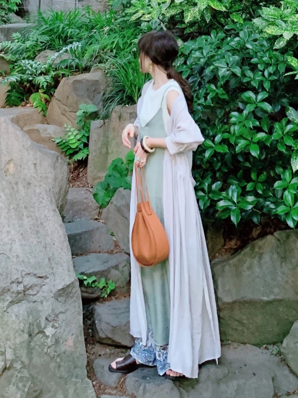 「春夏コーデ、ワイドパンツ、しまむら、キャミワンピ、セットアップ、シアー、サロペット、大人カジュアル」｜「recaのカシュクールガウンスラブワンピース（ワンピース、グレー系）」を使った、minmin08_さん（レディース・160cm）の夏コーディネートの1枚目の写真