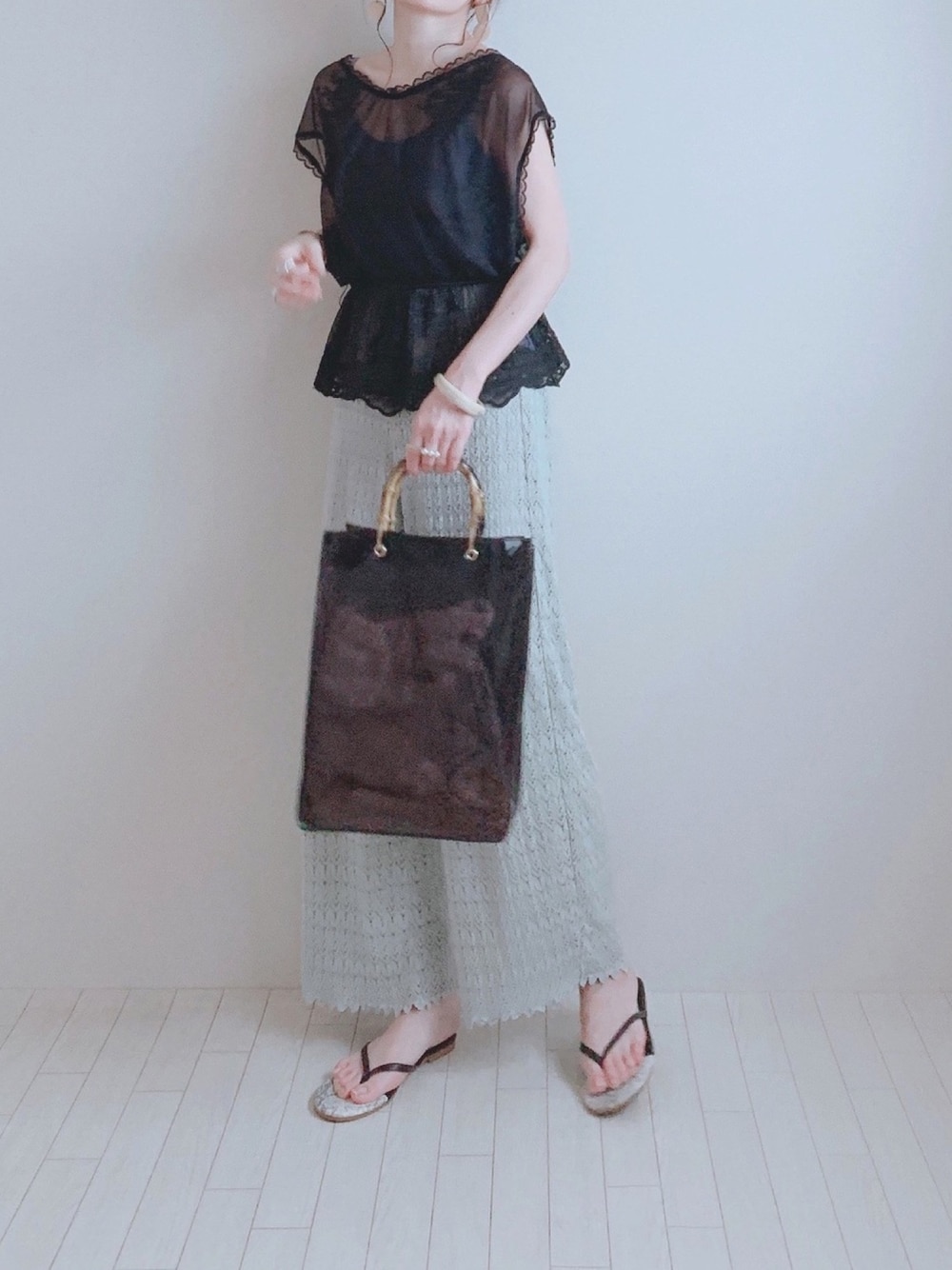 「春夏コーデ、夏コーデ、透かし編みニット、レース、ワイドパンツ、クリアバッグ、しまむら、しまむらコーデ、シアー、シースルー」｜「GRLのキャミ付チュール刺繍トップス（シャツ/ブラウス、ブラック系）」を使った、minmin08_さん（レディース・160cm）の夏コーディネートの1枚目の写真