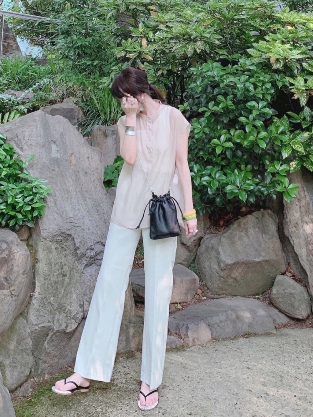 「春夏コーデ、プチプラ、GU、GRL、カラーパンツ、ビーサン、シアーシャツ、巾着バッグ、ワイドパンツ、シースルー」｜「GRLのアイテム（シャツ/ブラウス、ベージュ系）」を使った、minmin08_さん（レディース・160cm）の春コーディネートの1枚目の写真