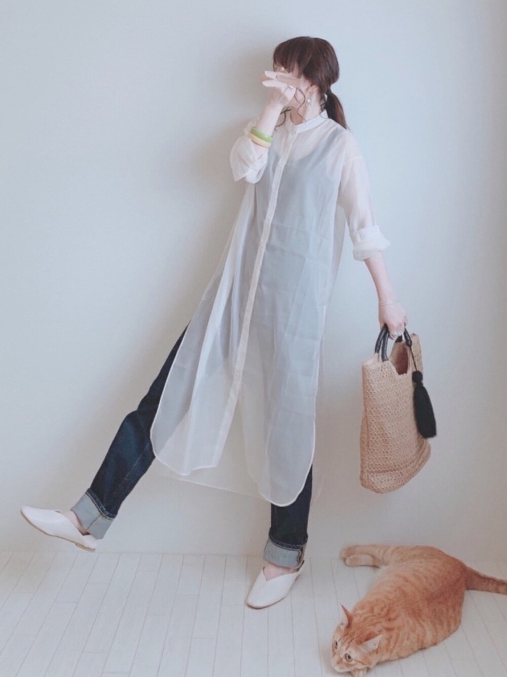 「カジュアル、大人カジュアル、おうち時間、おうちスタイル、GU、シャツワンピ、白シャツ、シアーシャツ、トートバッグ、シースルー」｜「kareiのアイテム（ワンピース/ドレス、ベージュ系）」を使った、minmin08_さん（レディース・160cm）の春コーディネートの1枚目の写真