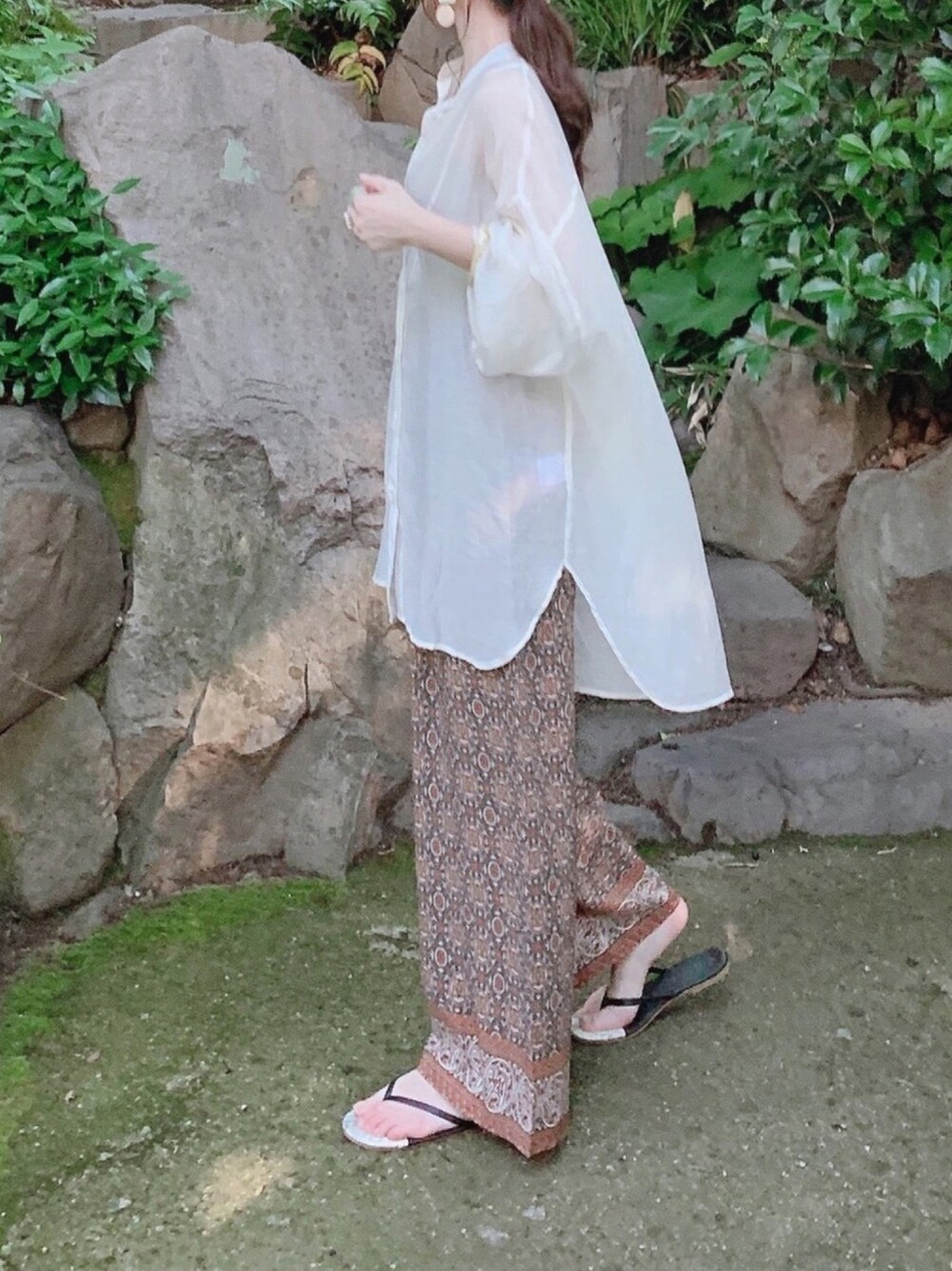 「シアーシャツ、シースルー、シアー、ビーサン、しまむら、ワンショルダー、柄パンツ、ラフ、ゆるコーデ、シャツ好き集まれ」｜「しまむらのアイテム（トップス、ホワイト系）」を使った、minmin08_さん（レディース・160cm）の夏コーディネートの1枚目の写真