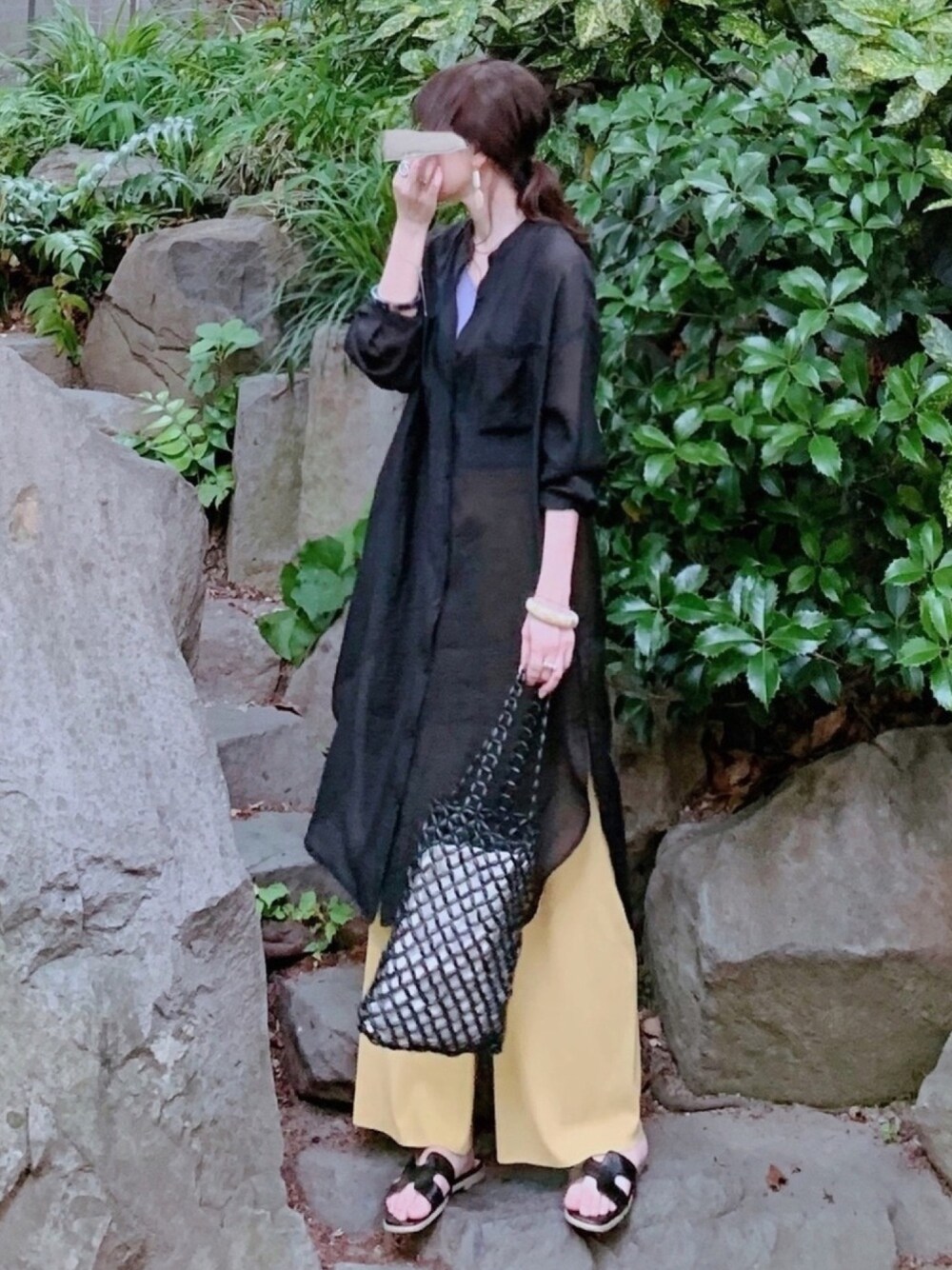 「シャツワンピ、シアーシャツ、シアー、しまむら、アシンメトリー、ワンショルダー、イエロー、シースルー、ビーズバッグ、シャツ好き集まれ」｜「しまむらのアイテム（ワンピース/ドレス、ブラック系）」を使った、minmin08_さん（レディース・160cm）の夏コーディネートの1枚目の写真