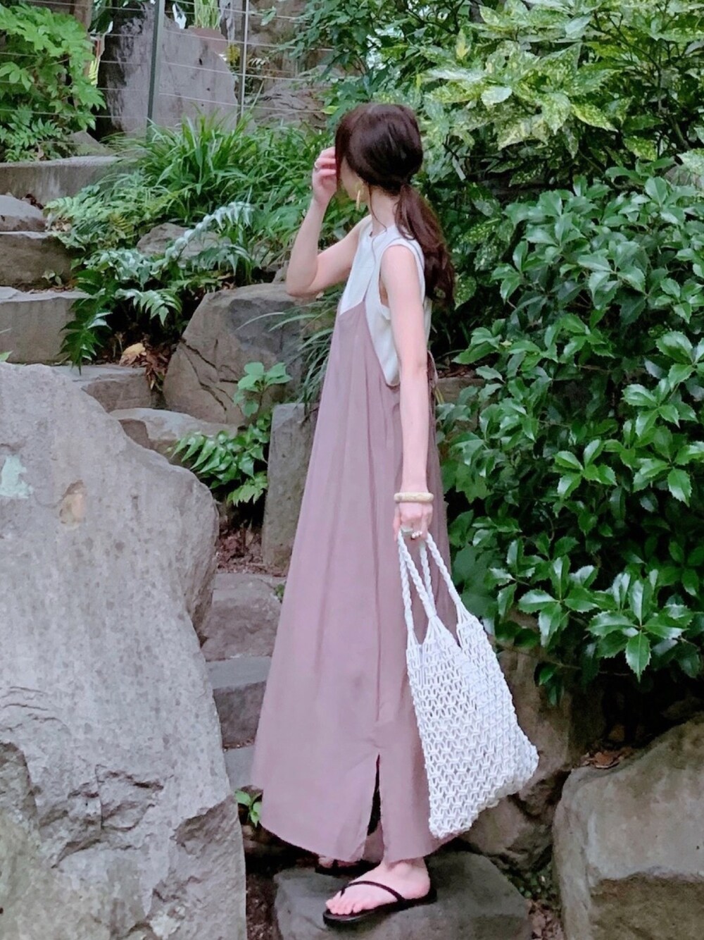 グリーン系のワンピース/ドレス、ブラウン系のワンピース/ドレス、ホワイト系のハンドバッグを着用したレディースの夏コーディネートの1枚目の写真