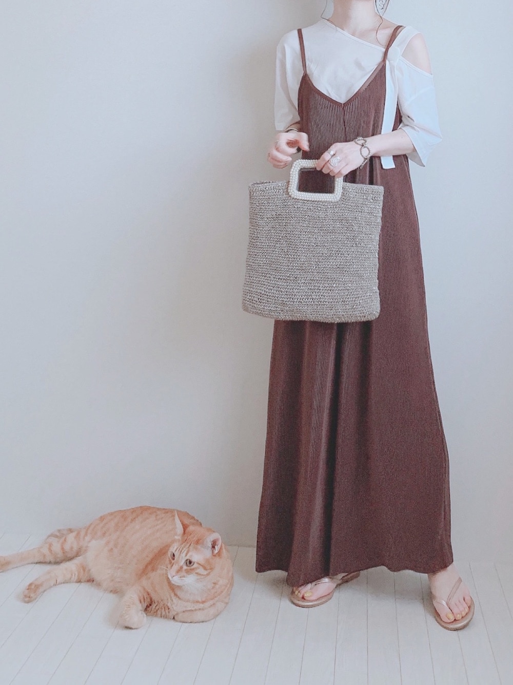 「しまむら、しまむらコーデ、サロペット、オールインワン、プリーツ、ブラウン、カコバッグ、ワンショルダー」｜「K and Kのアイテム（トップス、ホワイト系）」を使った、minmin08_さん（レディース・160cm）の夏コーディネートの1枚目の写真