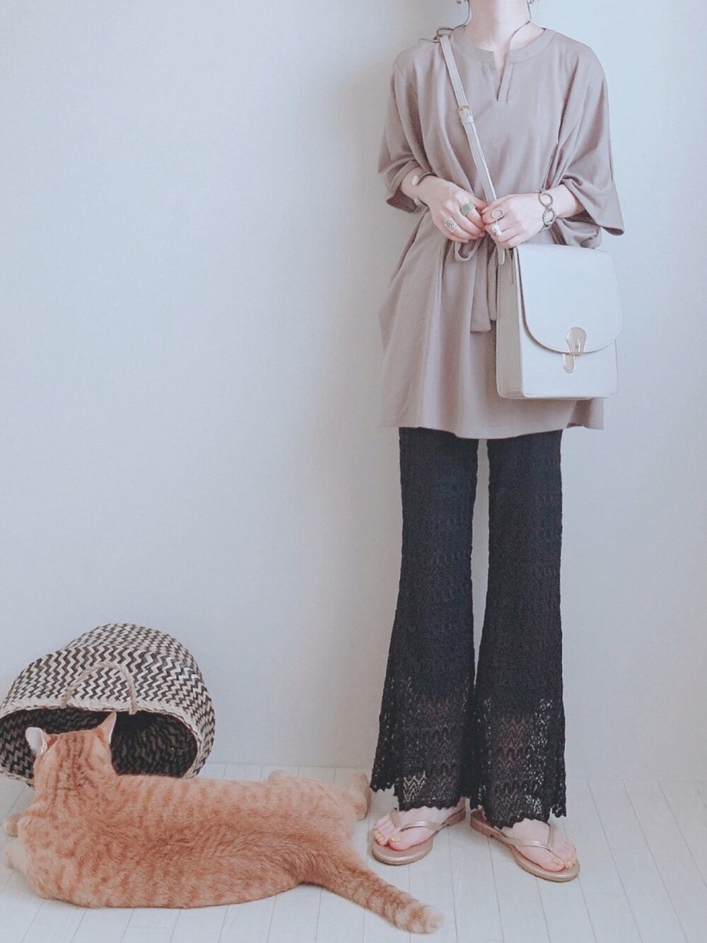 「しまむら、プチプラのあや、あやらー、GRL、レースパンツ、フレアパンツ、ラクチンコーデ、大人カジュアル、レース、ウエストマーク」｜「GRLのキーネックウエストベルトドルマンプルオーバー（Tシャツ/カットソー、ベージュ系）」を使った、minmin08_さん（レディース・160cm）の夏コーディネートの1枚目の写真
