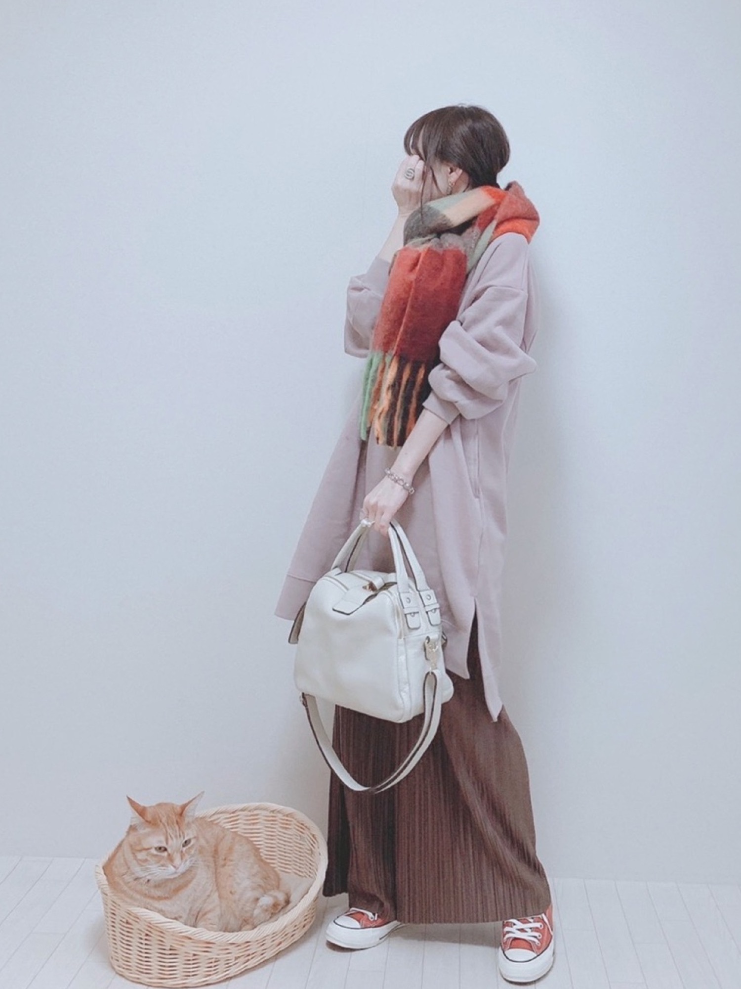 「しまむら、プチプラのあや、スウェット、プリーツパンツ、ストール、マフラー、コンバース、秋冬コーデ、大人カジュアル、秋のコーデ」｜「DONOBANのマルチチェックボリュームマフラー（ストール/ショール、ブラウン系）」を使った、minmin08_さん（レディース・160cm）の秋コーディネートの1枚目の写真