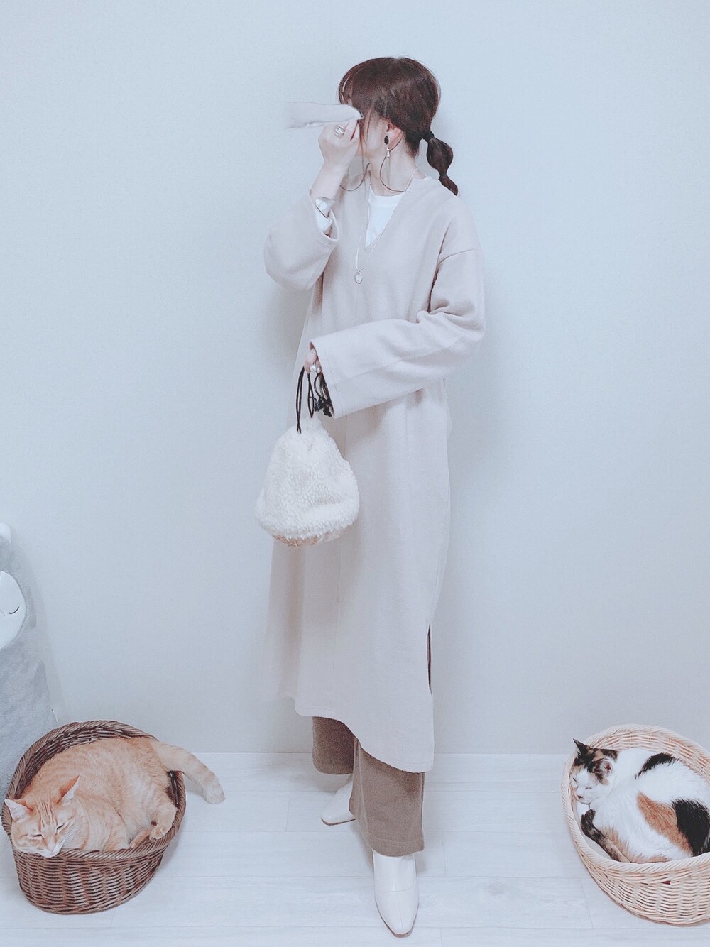 ピンク系のワンピース/ドレス、ブラウン系のその他パンツ、ホワイト系のハンドバッグを着用したレディースの冬コーディネートの1枚目の写真