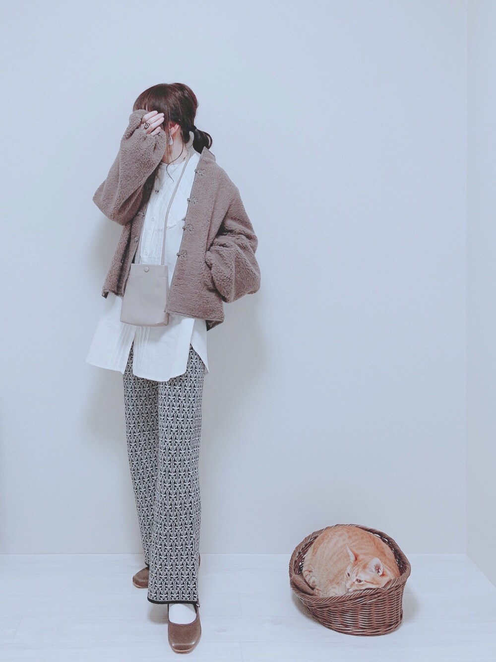 「しまむら、しまむらコーデ、しまパト、ロングシャツ、チャイナ、ニットパンツ、ボアジャケット、ぬるコーデ、ノーカラージャケット」｜「GRLのハイネックチャイナボタンボアブルゾン（ブルゾン、ブラウン系）」を使った、minmin08_さん（レディース・160cm）の冬コーディネートの1枚目の写真