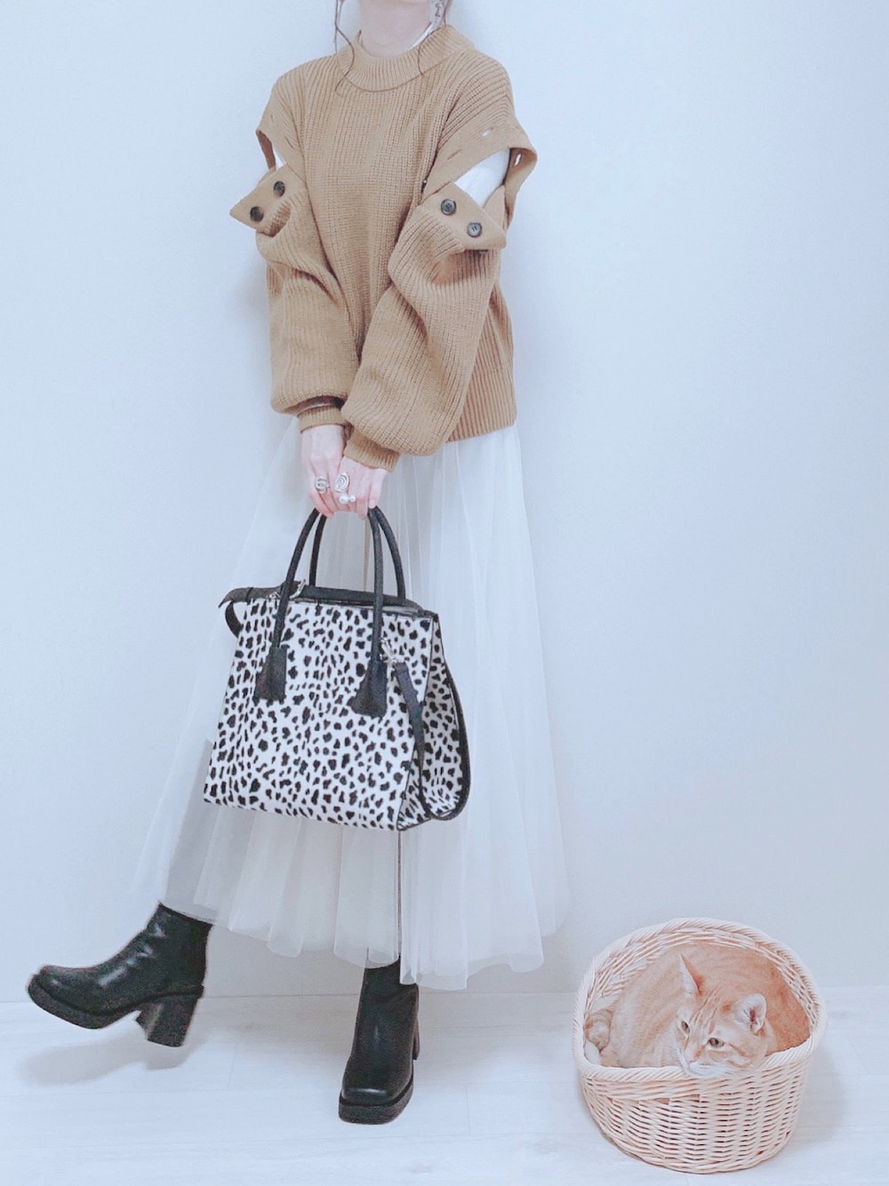 「しまむら、しまむらコーデ、肩あき、チュールスカート、ロングブーツ、ダルメシアン柄、パイピングコート、レイヤードスタイル、ゆるコーデ、冬コーデ」｜「しまむらのアイテム（トップス、イエロー系）」を使った、minmin08_さん（レディース・160cm）の冬コーディネートの1枚目の写真