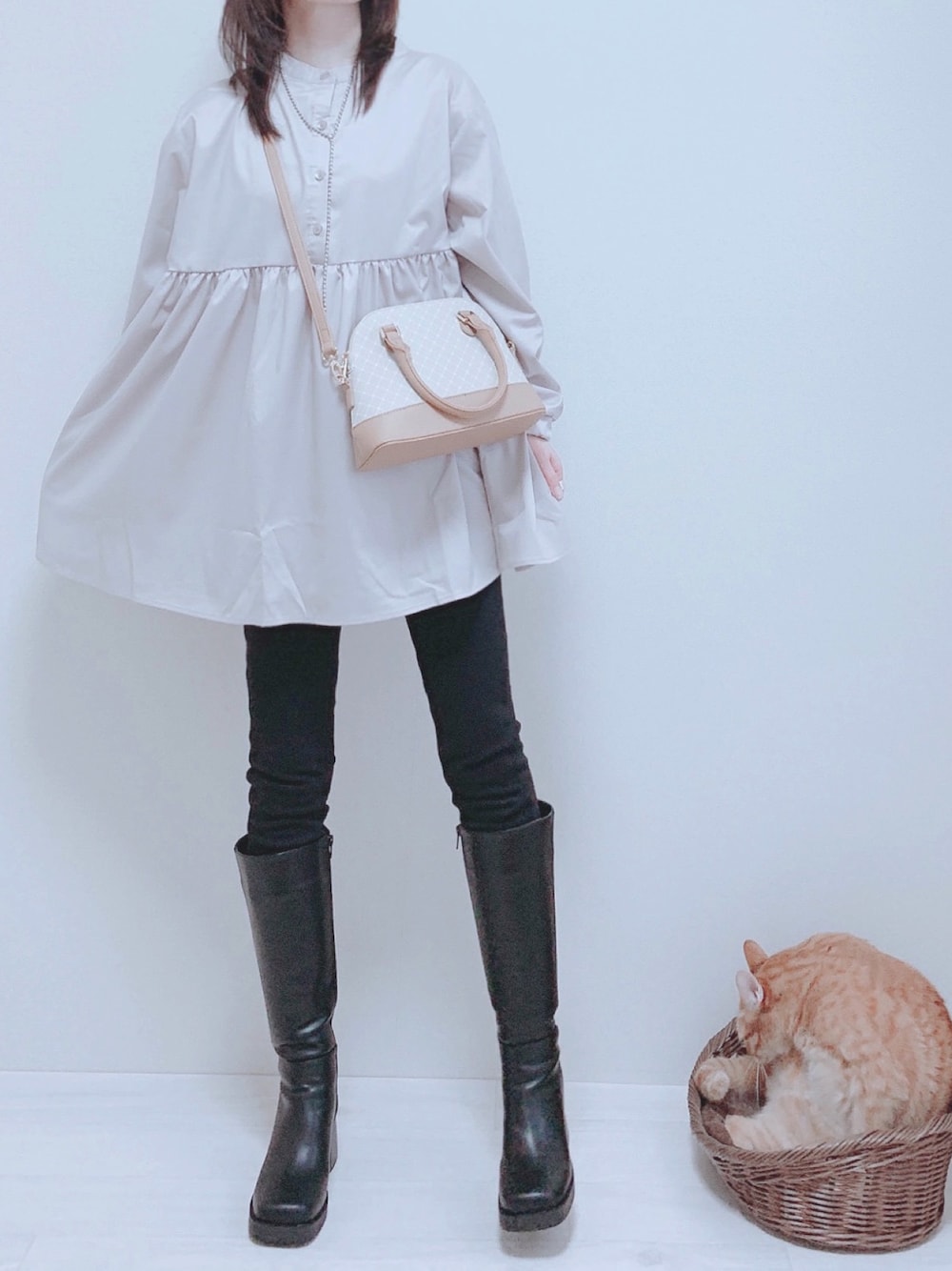 「しまむら、しまむらコーデ、チュニックシャツ、スキニーパンツ、ロングブーツ、GRL、ユニクロ、春コーデ、ゆるコーデ」｜「sweet&sheepのアイテム（シャツ/ブラウス、グレー系）」を使った、minmin08_さん（レディース・160cm）の冬コーディネートの1枚目の写真