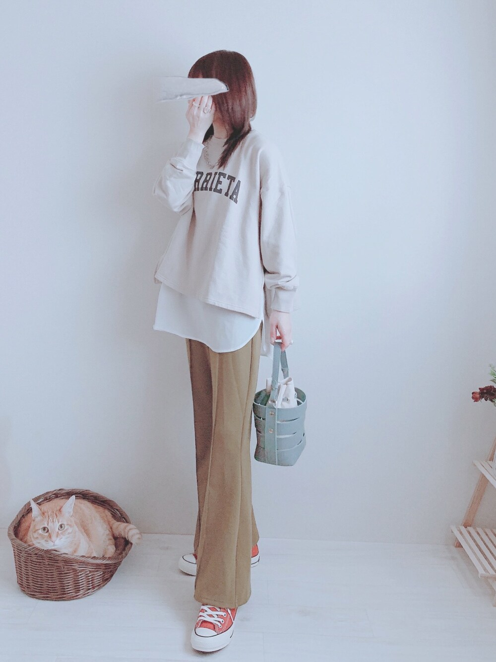 「しまむら、しまむらコーデ、トレンチコート、ショートトレンチ、レイヤードスタイル、フレアパンツ、ピスタチオ、converse、春コーデ」｜「OMNESのアイテム（スウェット、ホワイト系）」を使った、minmin08_さん（レディース・160cm）の冬コーディネートの1枚目の写真