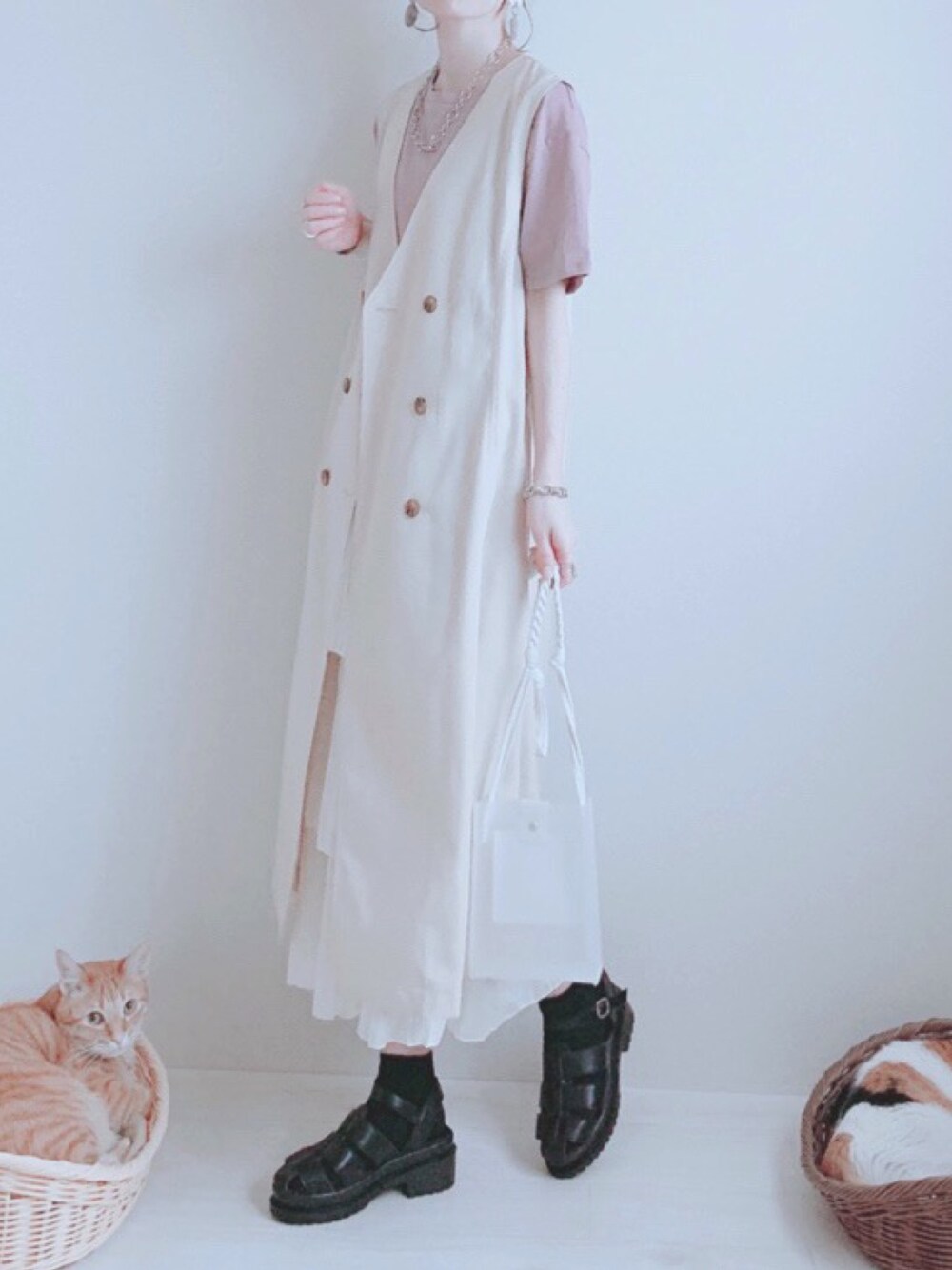 「しまむら、しまむらコーデ、しまパト、ジレ、トレンチコート、ティアードスカート、グルカサンダル、クリアバッグ、DONOBAN、夏コーデ」｜「しまむらのアイテム（トレンチコート、ホワイト系）」を使った、minmin08_さん（レディース・160cm）の春コーディネートの1枚目の写真