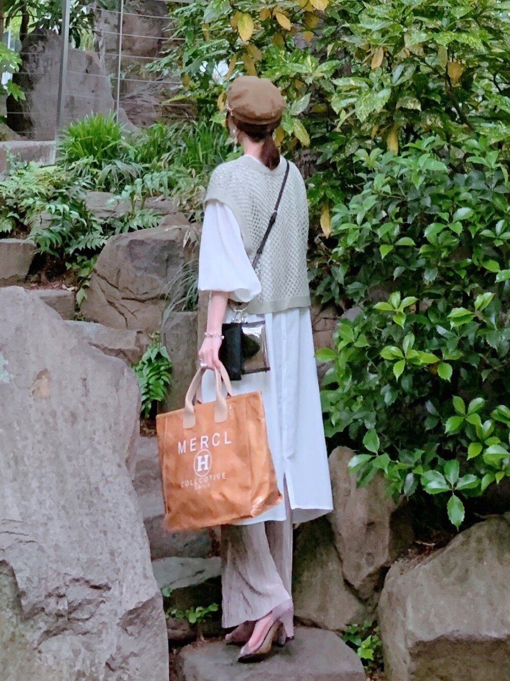 「しまむら、しまむらコーデ、しまパト、プチプラのあや、メッシュ、ベスト、プリーツパンツ、3連バック、きれいめカジュアル」｜「しまむらのアイテム（キャスケット、ブラウン系）」を使った、minmin08_さん（レディース・160cm）の春コーディネートの1枚目の写真