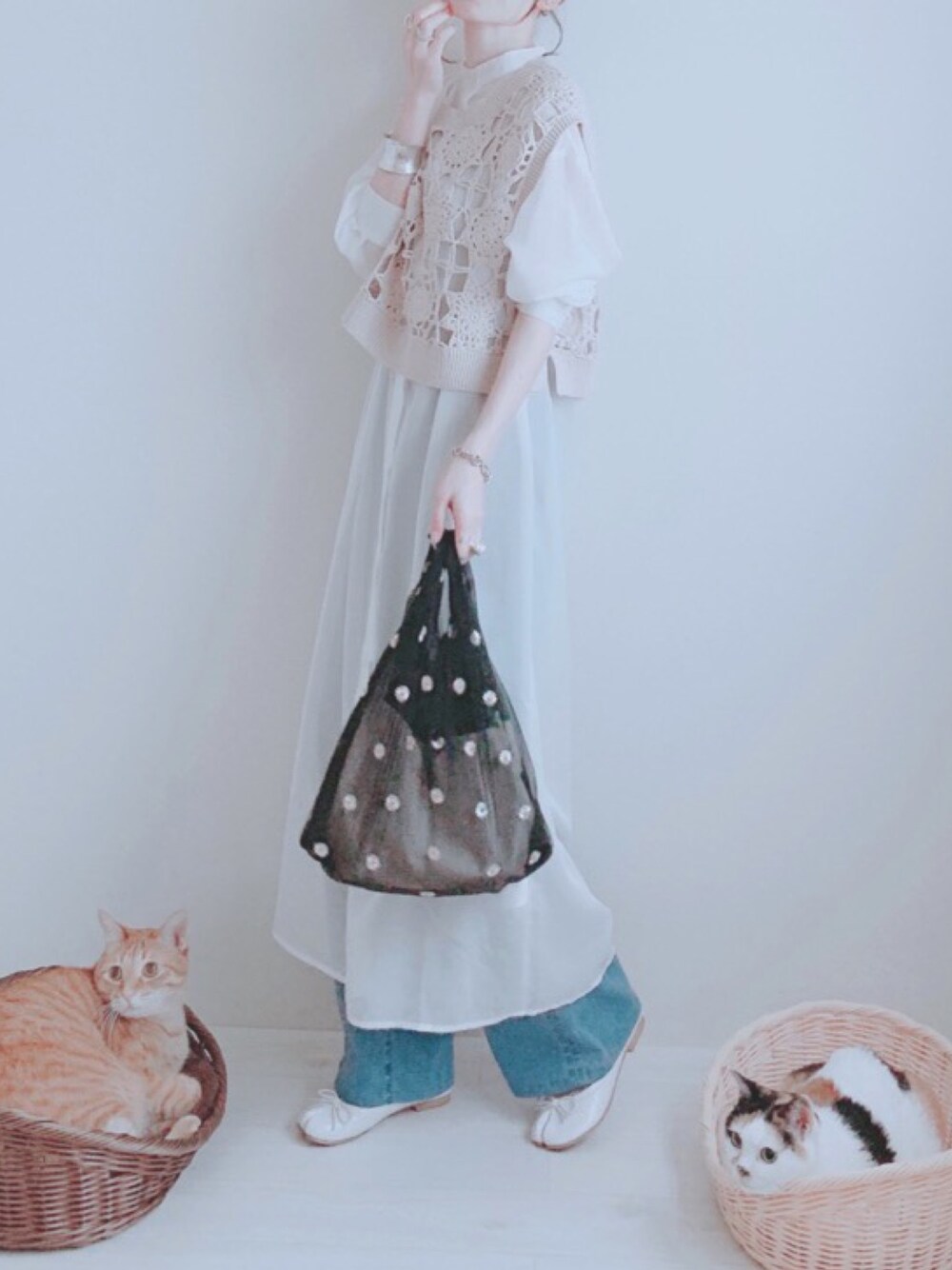 「しまむら、しまむらコーデ、しまパト、ベスト、レイヤードスタイル、シアーシャツ、シースルー、足袋バレエ、ボリューム袖、チュールバッグ」｜「しまむらのアイテム（ベスト、ベージュ系）」を使った、minmin08_さん（レディース・160cm）の春コーディネートの1枚目の写真