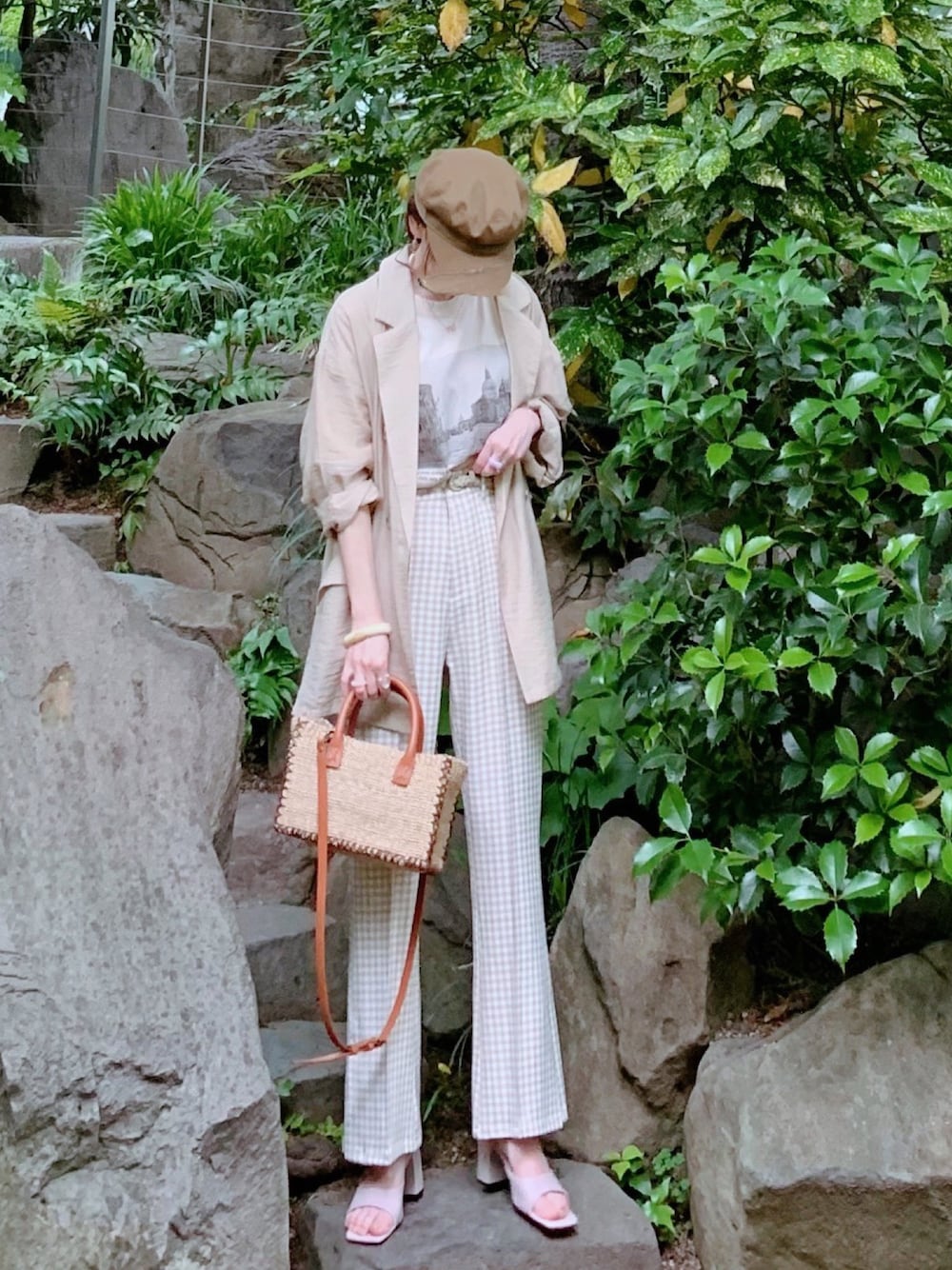 「しまむら、しまむらコーデ、しまパト、シアー、チェックパンツ、フォトT、かごバッグ、シンプルコーデ、GRL、夏コーデ」｜「しまむらのアイテム（キャスケット、ブラウン系）」を使った、minmin08_さん（レディース・160cm）の春コーディネートの1枚目の写真