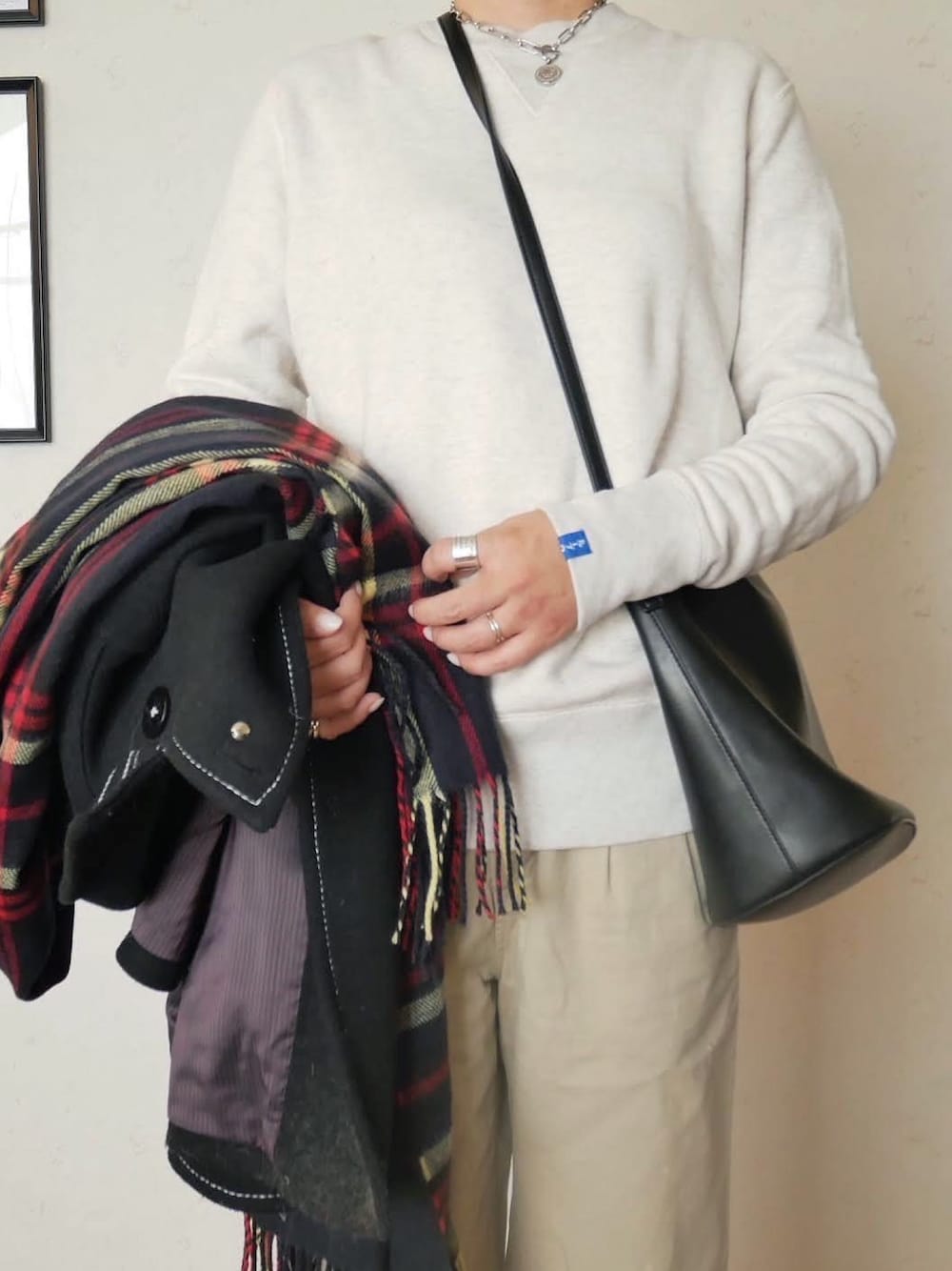 「スウェットコーデ、チノパン、大人コーデ」｜「LOOPWHEELERのFSC×LOOPWHEELER　CREW-NECK SWEAT（スウェット、ホワイト系）」を使った、juneさん（レディース・161cm）の冬コーディネートの1枚目の写真