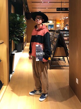 「ROARINGWILDのアイテム（トップス）」を使った、周泽军さん（メンズ・174cm）の冬コーディネート