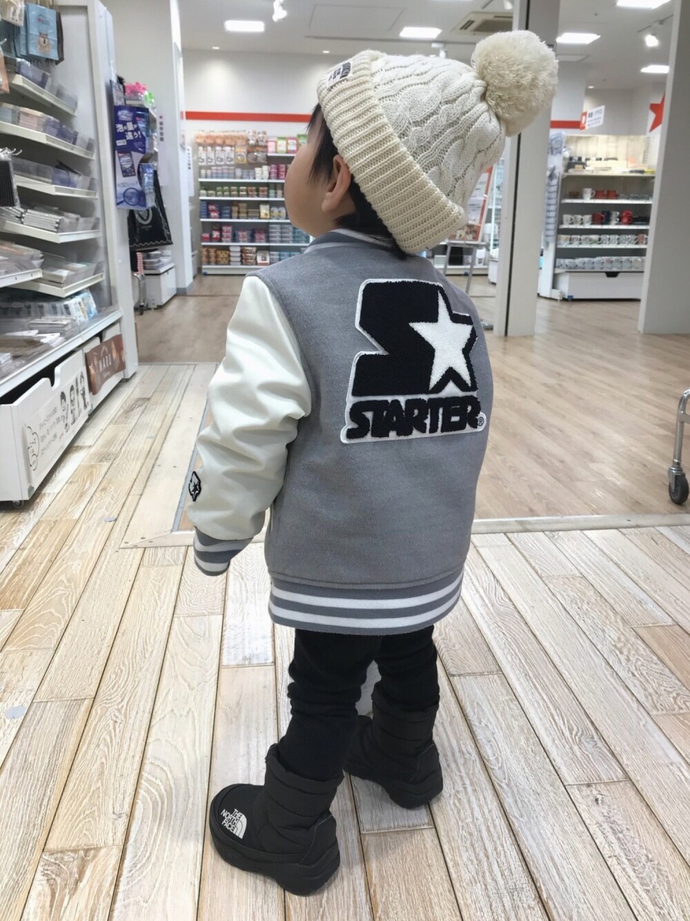 「starter、XLARGE、XLARGE KIDS、ユニクロコーデ、ヌプシ、THE NORTH FACE、西松屋、2018マイベストコーデ、冬コーデ、オーバーサイズ」｜「XLARGE KIDSのＳＴＡＲＴＥＲコラボ　スタジャン（スタジャン、グレー系）」を使った、catJr.さん（キッズ・90cm）の冬コーディネートの1枚目の写真