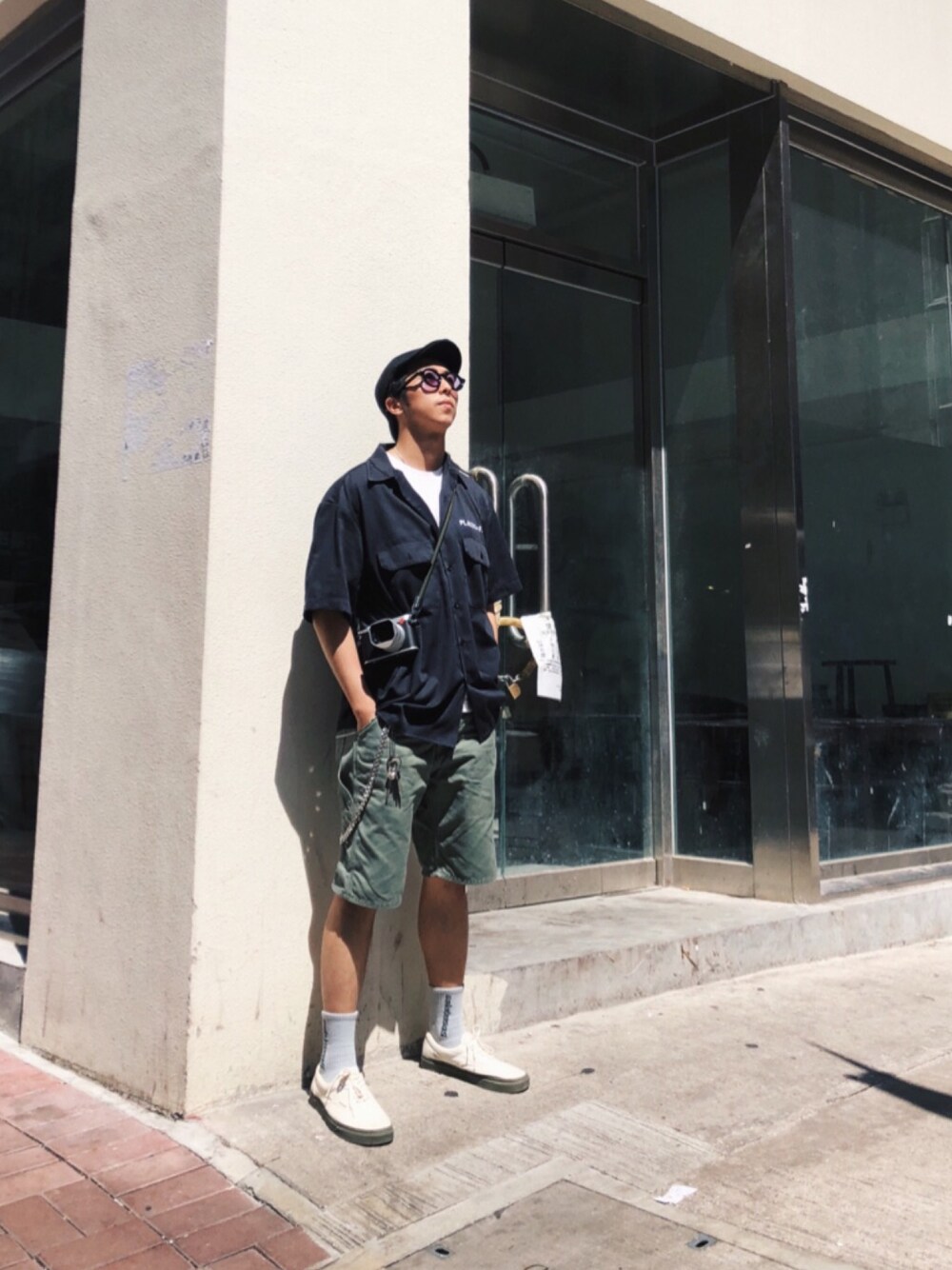 「Hong Kong、streetstyle、streetsnap」｜「PLACES+FACESのアイテム（シャツ/ブラウス、ブラック系）」を使った、Eric Chanさん（メンズ・173cm）の夏コーディネートの1枚目の写真