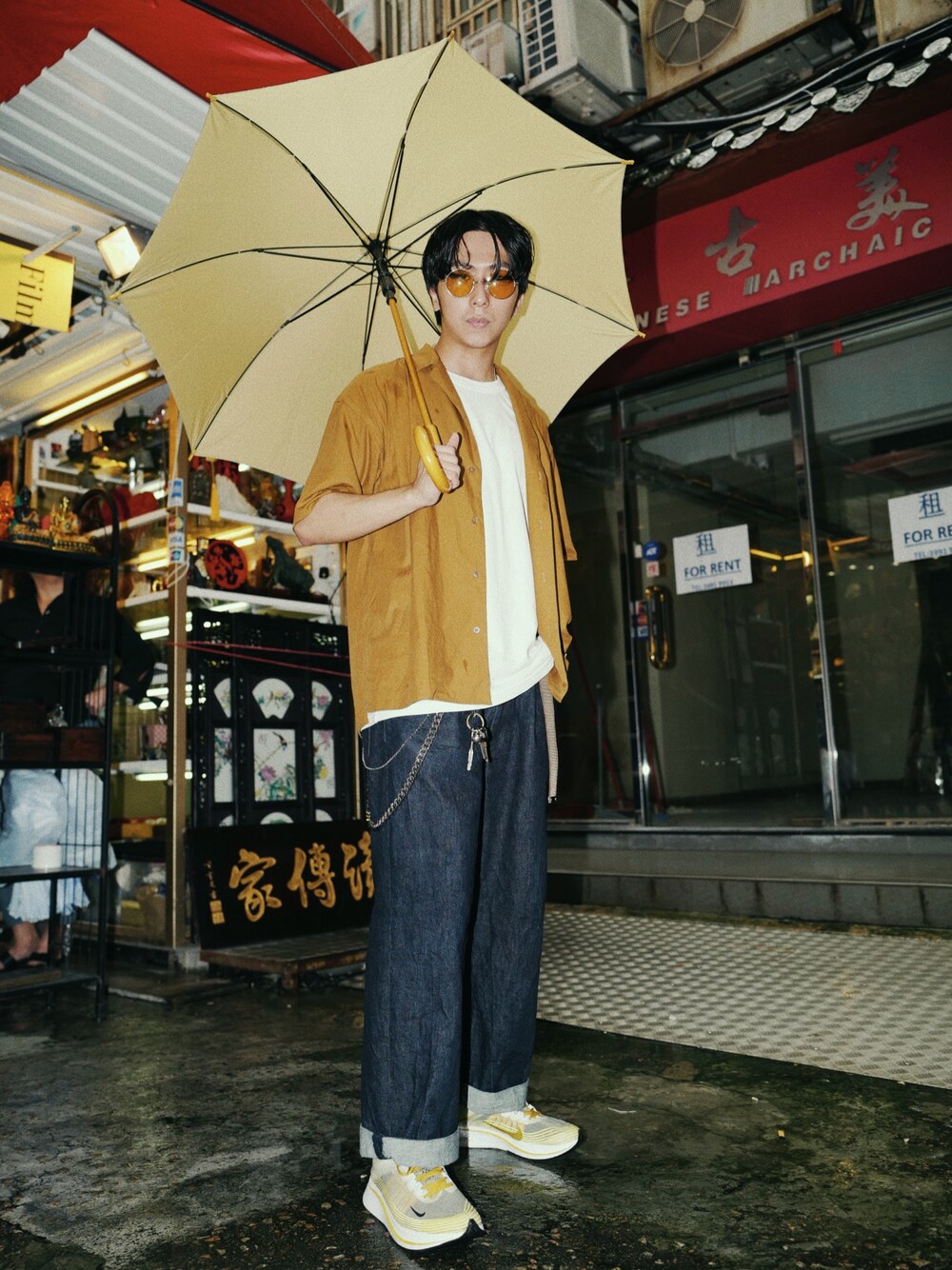 「hypebeast、streetstyle、streetfashion、snap、streetwear、vintage」｜「UNITED TOKYOのアイテム（シャツ/ブラウス、ゴールド系）」を使った、Eric Chanさん（メンズ・173cm）の夏コーディネートの1枚目の写真