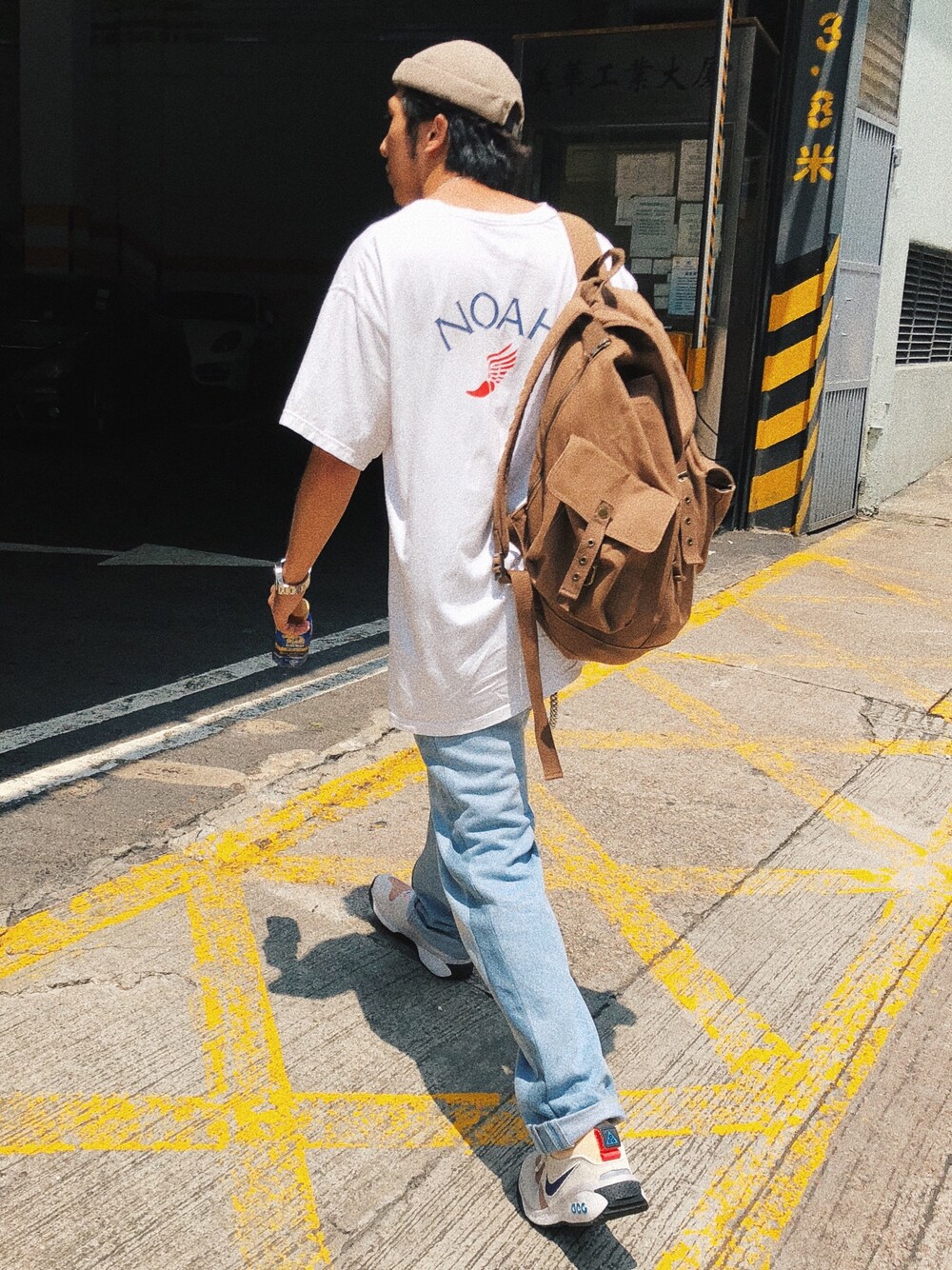 「streetstyle、fashion、streetsnap、snapshot、vintage」｜「JOURNAL STANDARDのアイテム（帽子、ベージュ系）」を使った、Eric Chanさん（メンズ・173cm）の秋コーディネートの1枚目の写真
