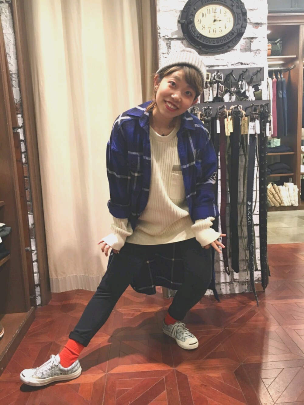 ブルー系のワンピース、ホワイト系のニット/セーター、ブラック系のその他パンツを着用したレディースの秋コーディネートの1枚目の写真