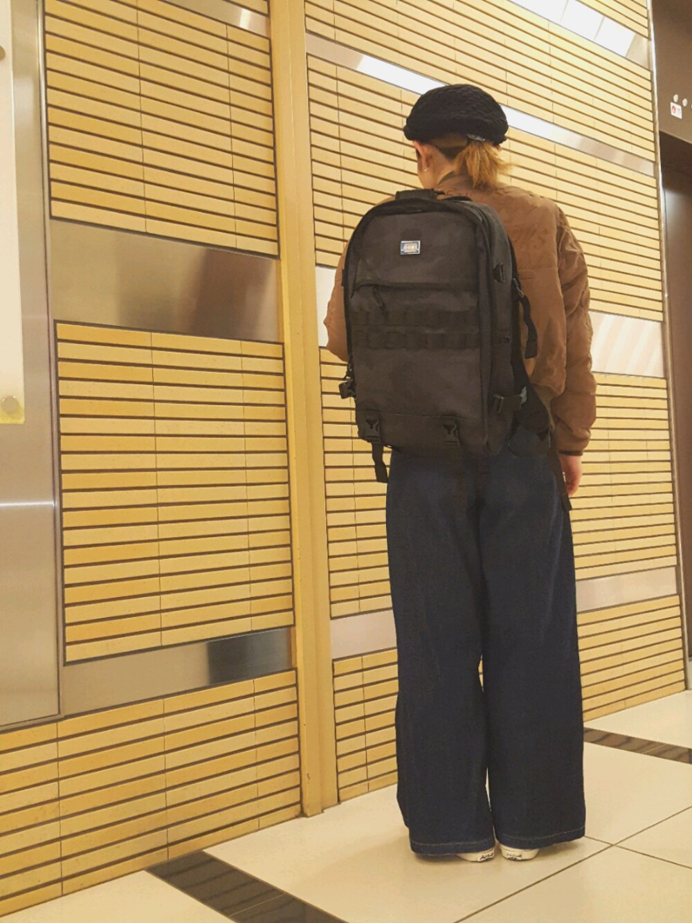 ブラック系のバックパック/リュック、グリーン系のMA-1を着用したレディースの冬コーディネートの1枚目の写真