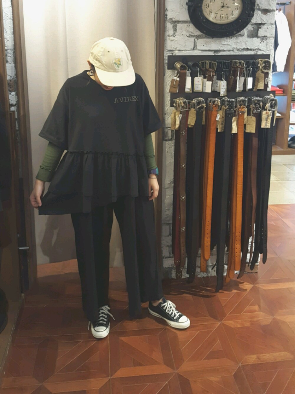 ブラック系のTシャツ/カットソー、ブラック系のその他パンツを着用したレディースの夏コーディネートの1枚目の写真