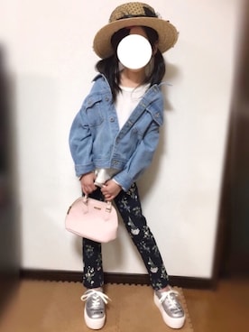 「花柄パンツ」｜「アイテム（デニムジャケット）」を使った、hinataさん（キッズ・122cm）の春コーディネート