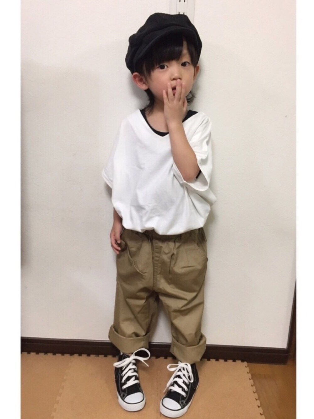 「3coins、キャスケット、コーデュロイ、白Tシャツ、チノパン、ゆるコーデ、converse、ハイカットスニーカー、アースカラー、秋コーデ」｜「antiquaのVネックシンプルドルマントップス（Tシャツ/カットソー、ホワイト系）」を使った、hinataさん（キッズ・110cm）の夏コーディネートの1枚目の写真