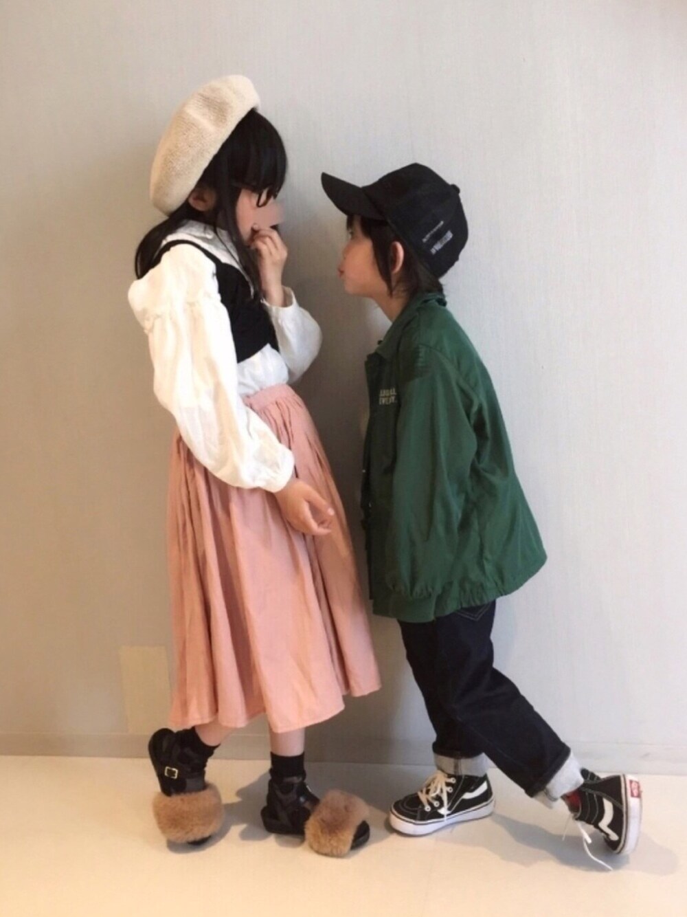 「キャップ、ベレー帽、3coins、ビスチェ、コーチジャケット、デニム、姉弟、キッズコーデ、春コーデ、勝手に一人桜祭り」｜「3coinsのアイテム（ハンチング/ベレー帽、その他）」を使った、hinataさん（キッズ・110cm）の春コーディネートの1枚目の写真