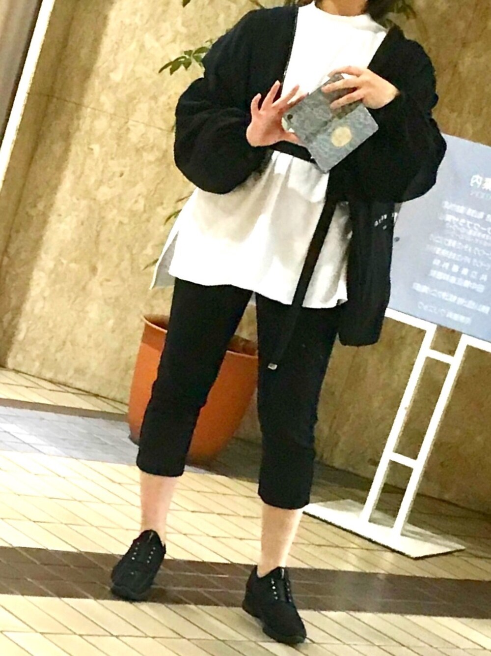 「休日スタイル、白黒コーデ、オトナカジュアル、スポーツMIX'18秋、HARE、Lily Brown、nico and…、comme ca ism、Hawkins」｜「LILY BROWNのギャザースリーブブルゾン（ブルゾン、ブラック系）」を使った、Natsuさん（レディース・155cm）の秋コーディネートの1枚目の写真