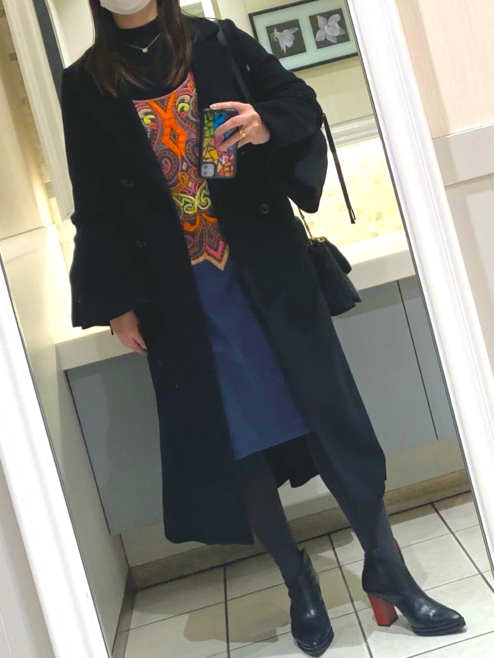 「休日スタイル、キレイめ、冬コーデ、オトナ女子、ワンピース、Tory Burch、Anthropologie、無印良品、MANA」｜「TORY BURCHのTory Burch Kira Mixed Leather Crossbody Bag（ショルダーバッグ、ブラック系）」を使った、Natsuさん（レディース・155cm）の冬コーディネートの1枚目の写真