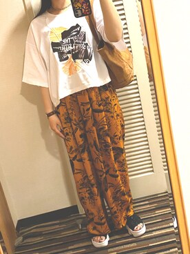 Natsu使用「EARIH（【EARIH】ボタニカルプリントワイドパンツ）」的時尚穿搭