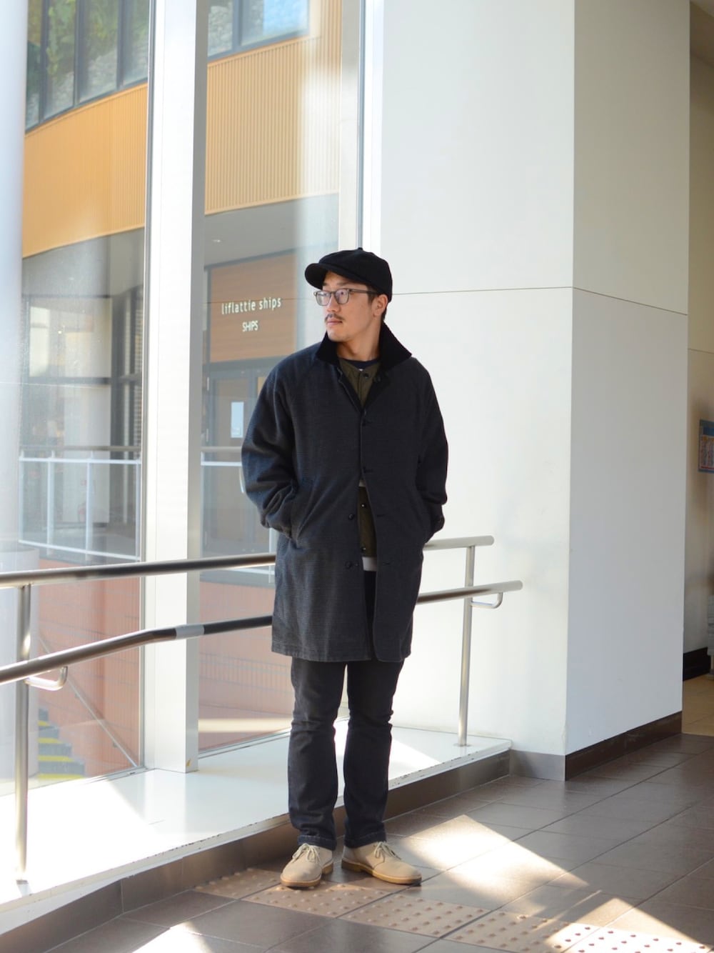「SCHOTT、Schott TOKYO-BAY、秋冬コーデ、カジュアルコーデ、シンプルコーデ、休日スタイル、オトナカジュアル、大人コーデ、ブラック、黒スキニー」｜「schottの【直営限定】Schott/ショット/REVERSIBLE BAL COAT/リバーシブル バルコート（ステンカラーコート、グレー系）」を使った、onishiさん（メンズ・175cm）の秋コーディネートの1枚目の写真