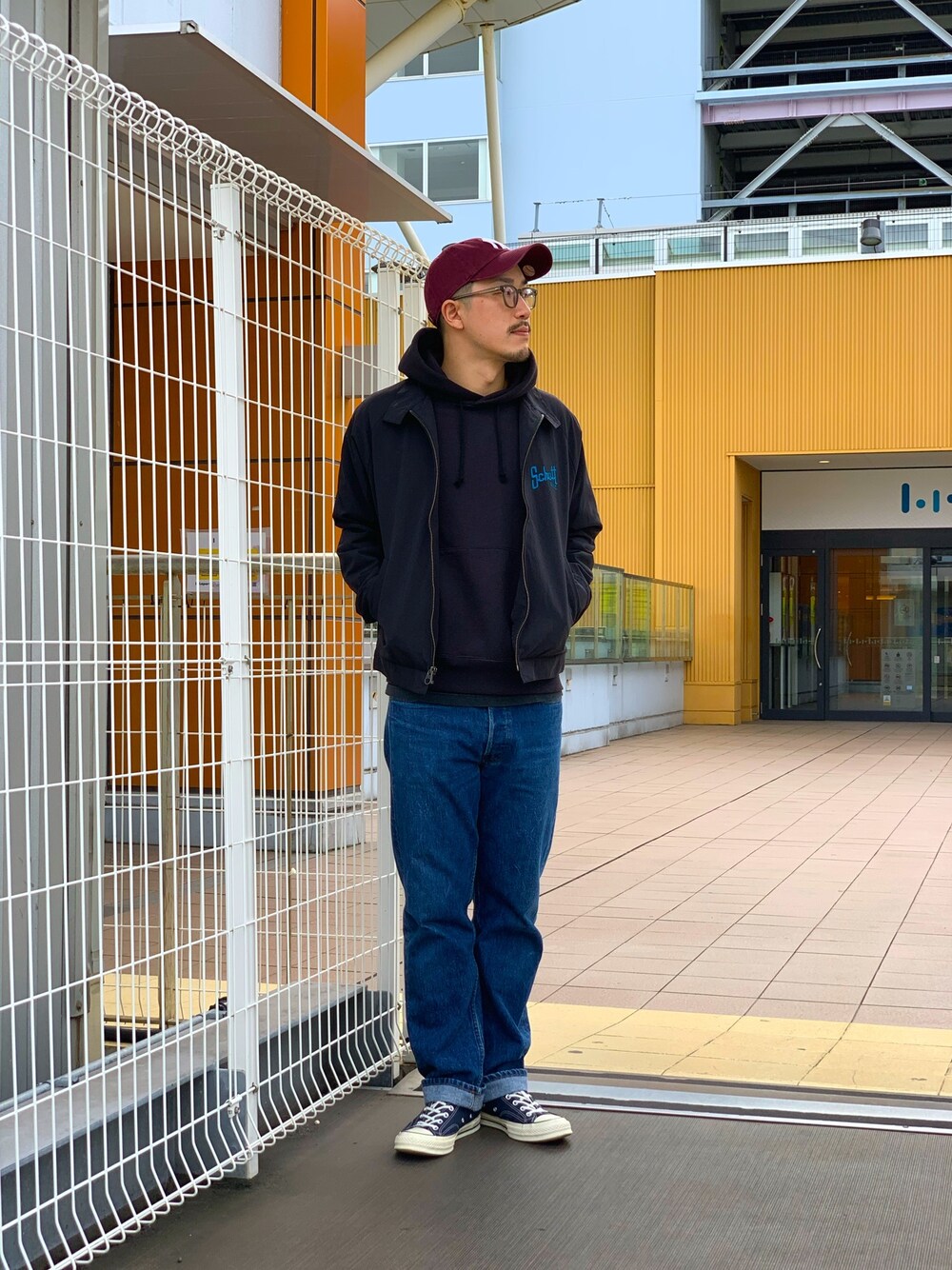 「SCHOTT、Schott TOKYO-BAY、ファッションの力を信じよう、秋コーデ、オトナカジュアル、今日のコーデ、スニーカーコーデ、カジュアル、コンバース、リーバイス501」｜「schottのSchott/ショット/NYLON SWING TOP/ナイロン スウィングトップ（ブルゾン、ブラック系）」を使った、onishiさん（メンズ・175cm）の秋コーディネートの1枚目の写真