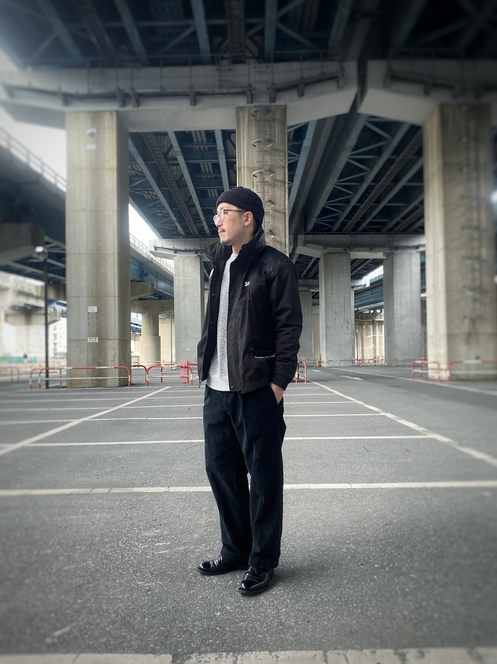 「SCHOTT、Schott TOKYO-BAY、ファッションの力を信じよう、革靴、ナイロンジャケット、黒、お洒落さんとつながりたい、今日のコーデ、カジュアルコーデ、冬のコーデ」｜「schottのSchott/ショット/LEATHER COMBI JACKET/レザー コンビ ジャケット（マウンテンパーカー、ブラック系）」を使った、onishiさん（メンズ・176cm）の冬コーディネートの1枚目の写真