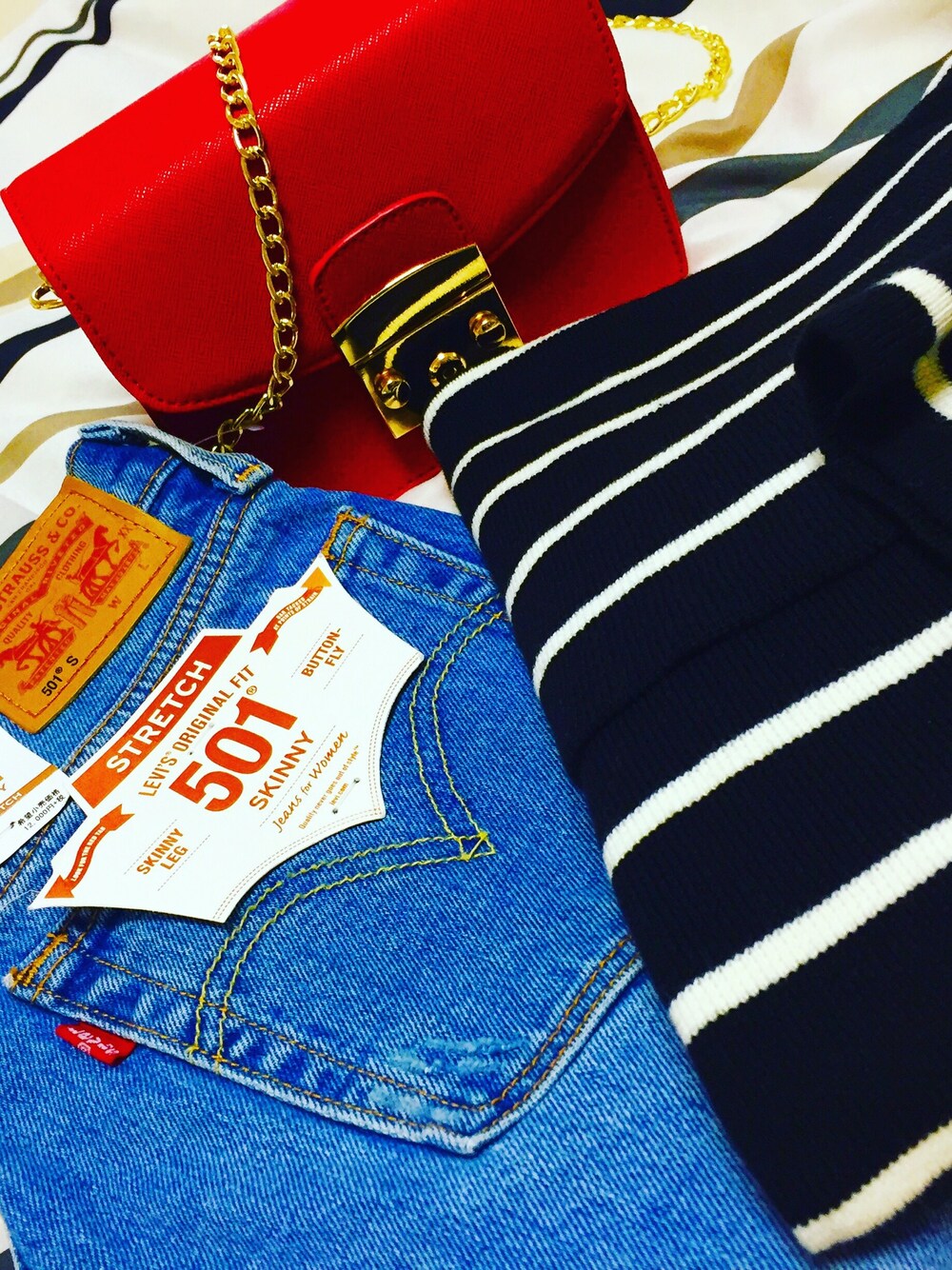 「ドラフトリーバイス、501skinny、シンプルコーデ」｜「KOBE LETTUCEのアイテム（ショルダーバッグ、レッド系）」を使った、kumi.tさん（レディース・156cm）の冬コーディネートの1枚目の写真