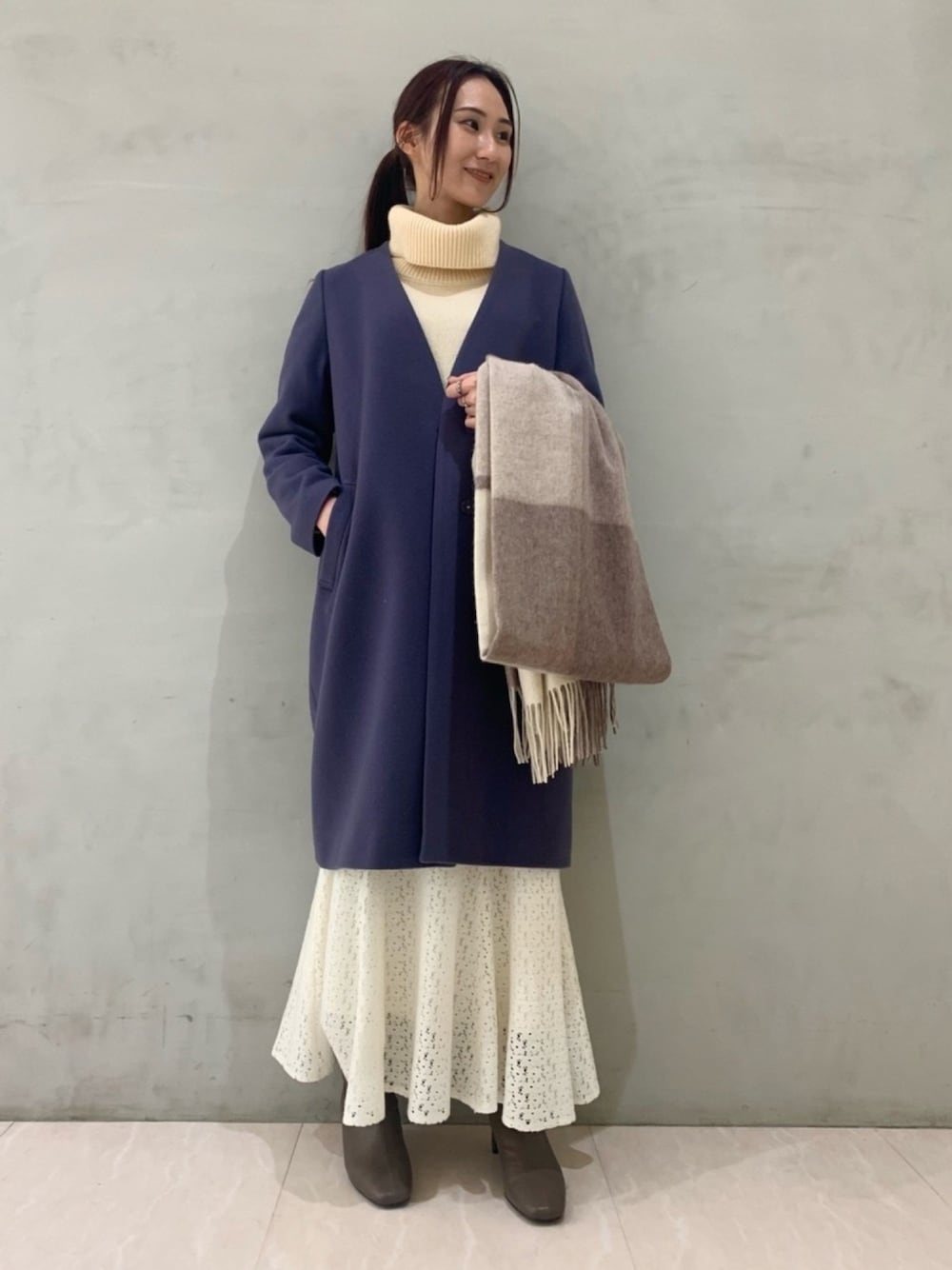 「冬コーデ、ニット、スカート、レーススカート、ベージュ、大人女子、ホワイト、マフラー、Vネックコート、コート」｜「URBAN RESEARCHの袖ボリュームニット（ニット/セーター、ホワイト系）」を使った、momokaさん（レディース・164cm）の冬コーディネートの1枚目の写真