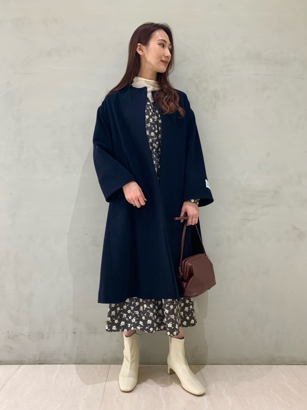 「シンプルコーデ、スカートスタイル、ホワイト、ロングワンピース、コート、花柄、ハイネック、休日スタイル、楽チンコーデ」｜「URBAN RESEARCHのAラインノーカラーコート（ノーカラーコート、ブルー系）」を使った、momokaさん（レディース・164cm）の冬コーディネートの1枚目の写真