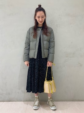 コンパクトノーカラーダウンを使った人気ファッションコーディネート